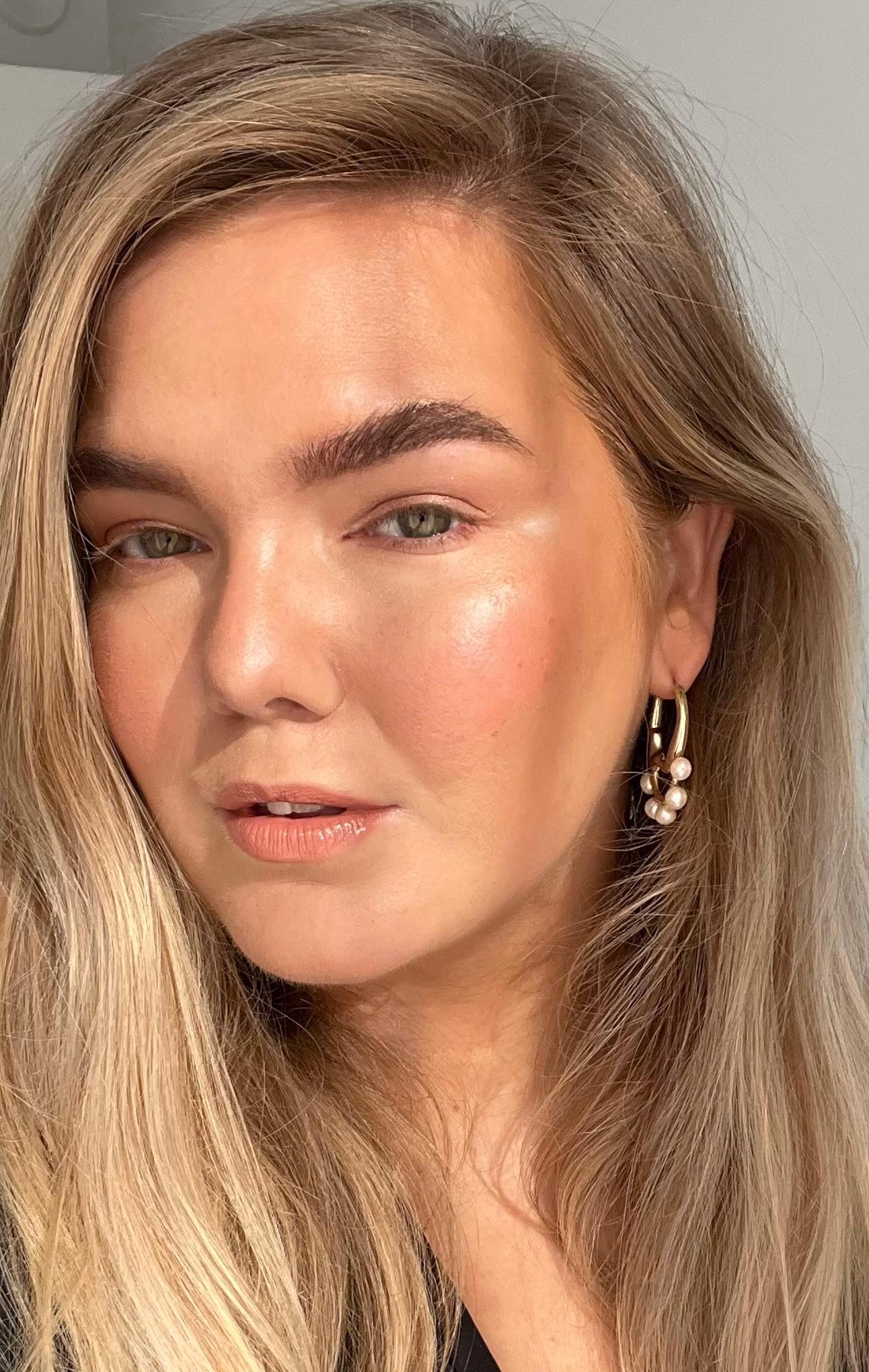 Felicia Kjellgren (@browfelicia på instagram) är makeupartist och brynexpert. 