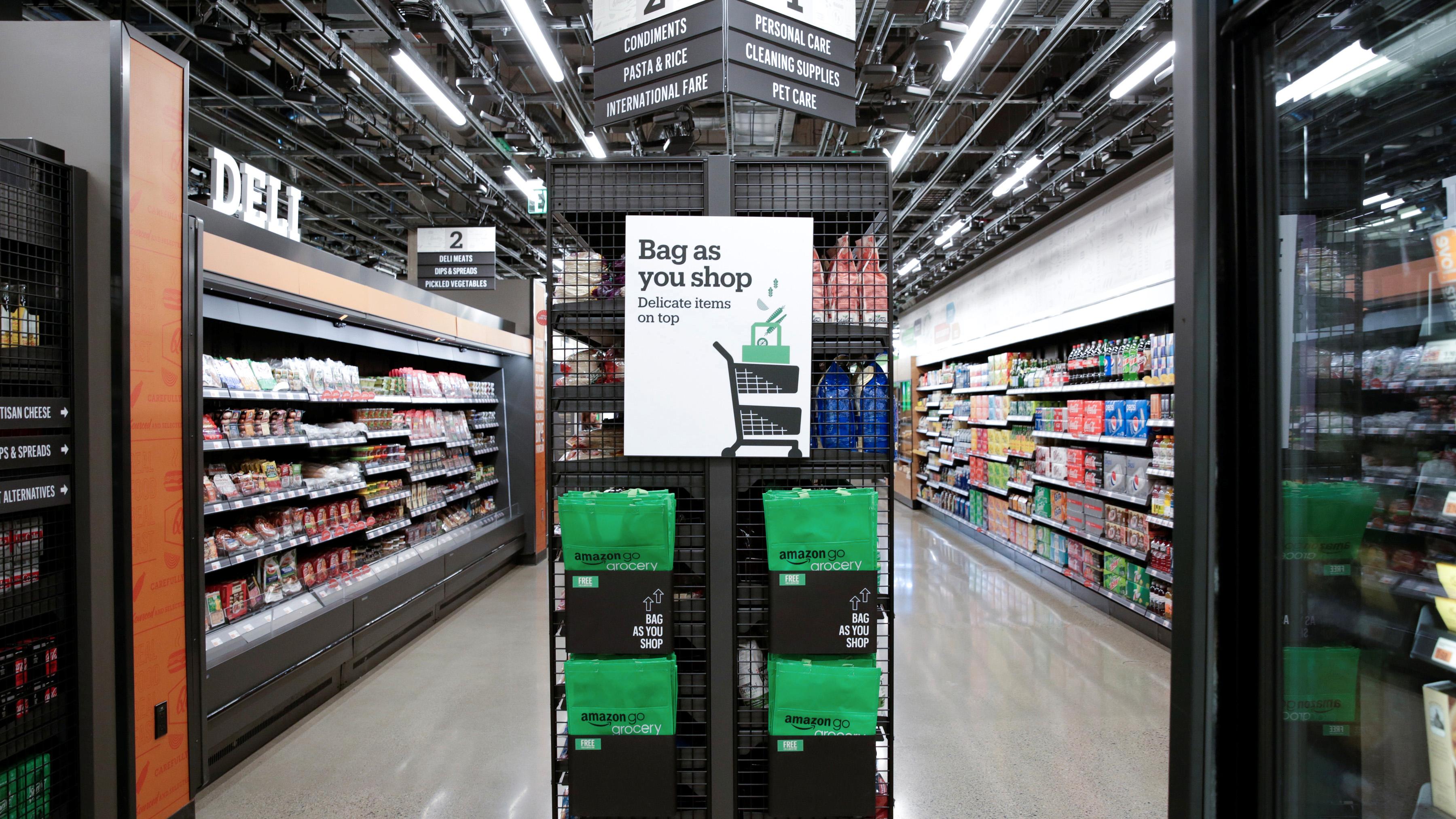 Amazons nye Go Grocery-butikk er like stor som en vanlig dagligvarebutikk. Du legger varene i posen og går ut, alt annet skjer automatisk. 
