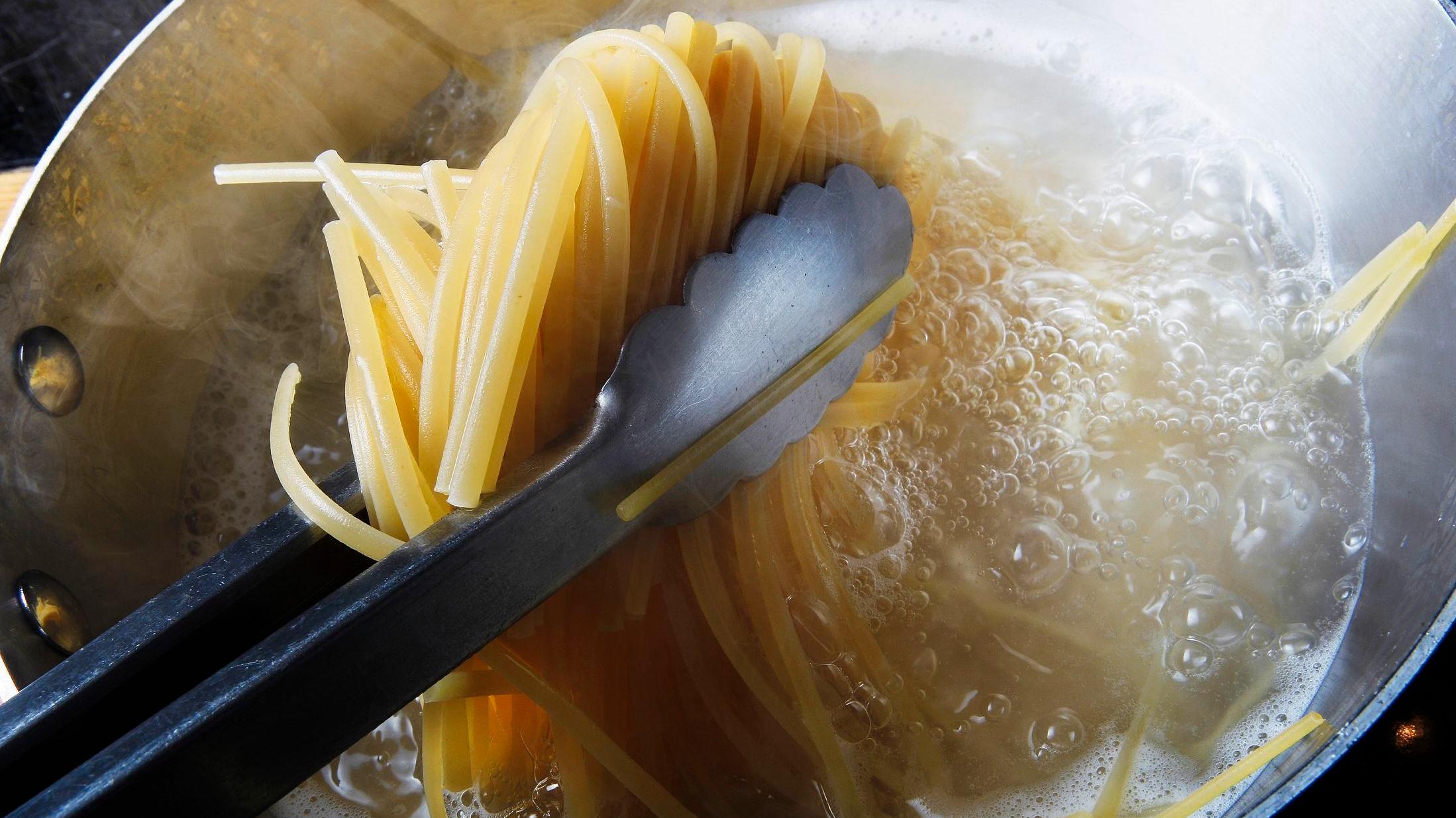 IKKE HELL UT: Vannet du har kokt pasta i kan brukes til flere ting. Foto: Magnas Kirknes/VG