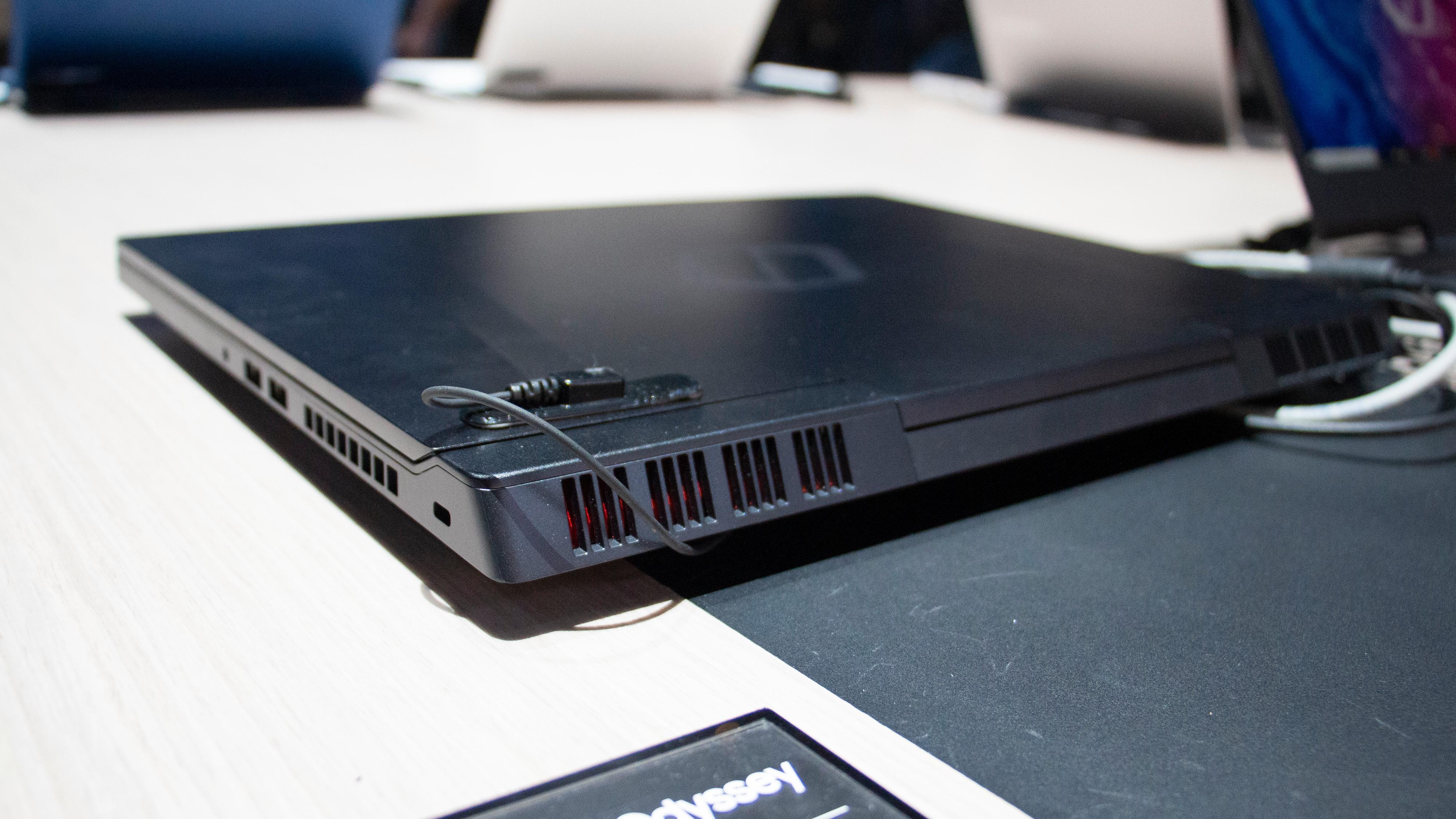 Notebook Odyssey er ganske tynn og lett til gamingmaskin å være, men det gjør også at den ikke har spesielt stort batteri.