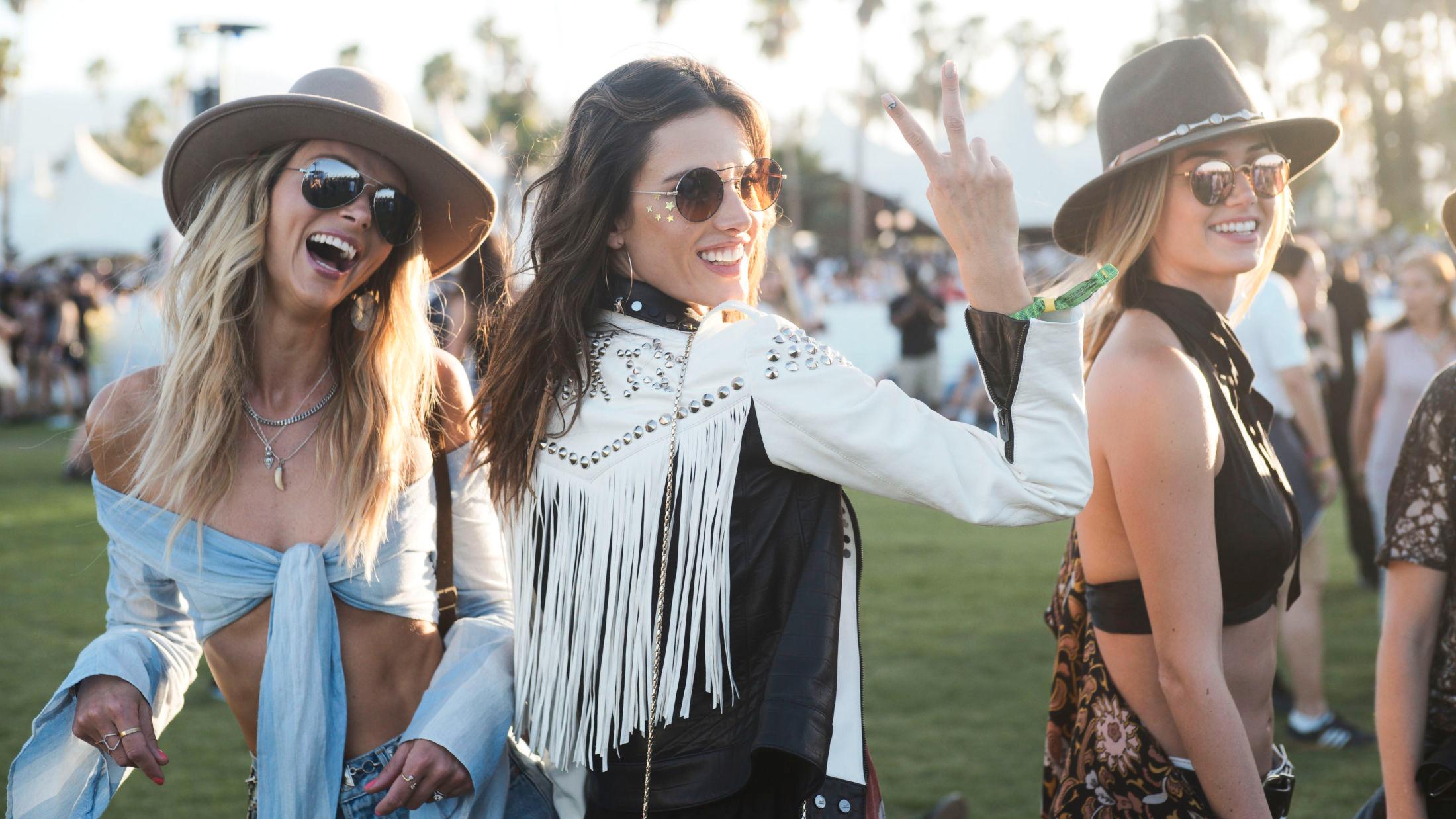PEACE OUT: Alessandra Ambrosio med venner er faste festivalgjengere på Coachella. Foto: Getty Images