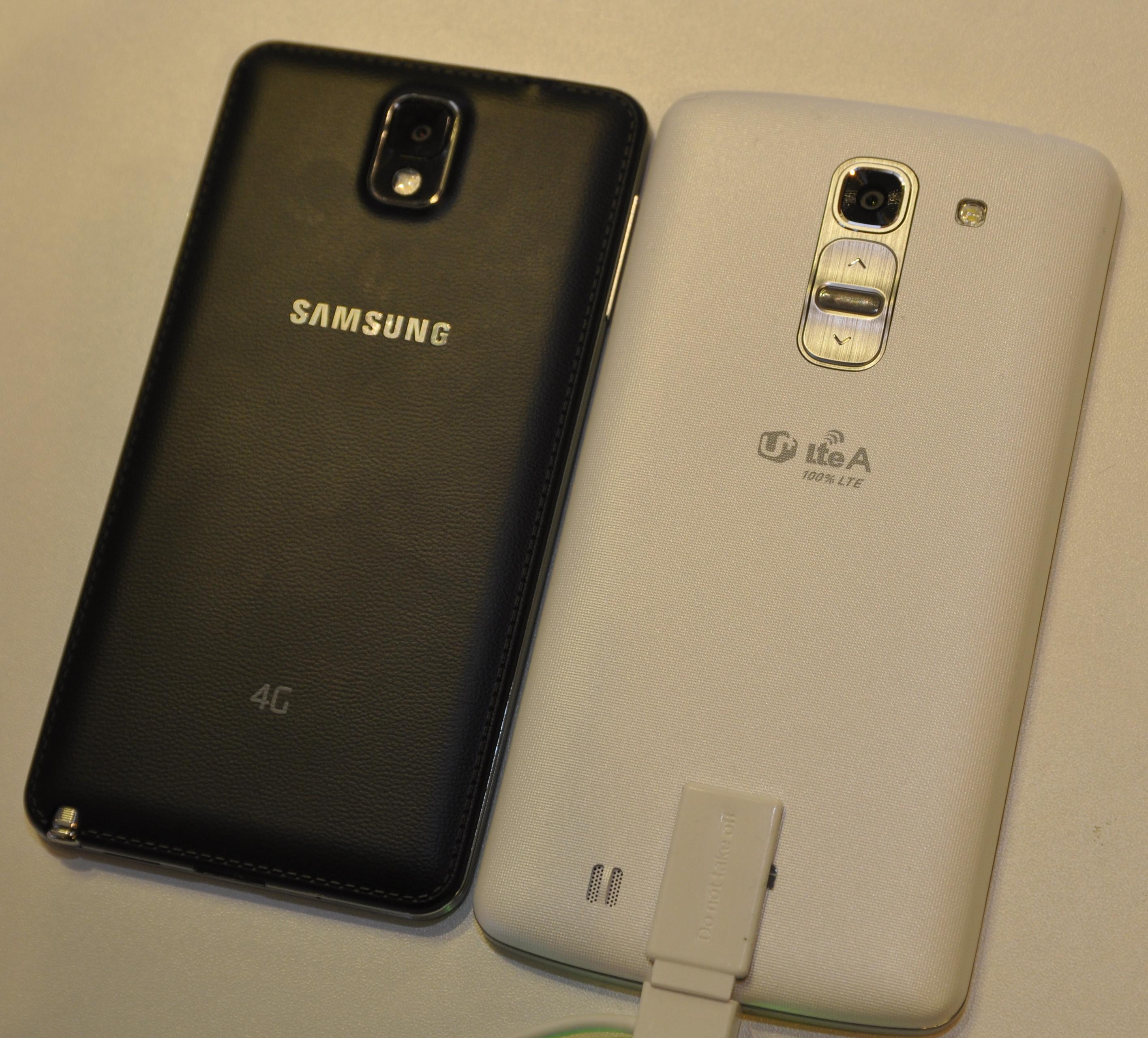 LG G Pro 2 ved siden av Samsungs Galaxy Note 3. Sistnevnte har 0,2 tommer mindre skjerm, men det skiller ikke stort på størrelse mellom dem.Foto: Finn Jarle Kvalheim, Amobil.no