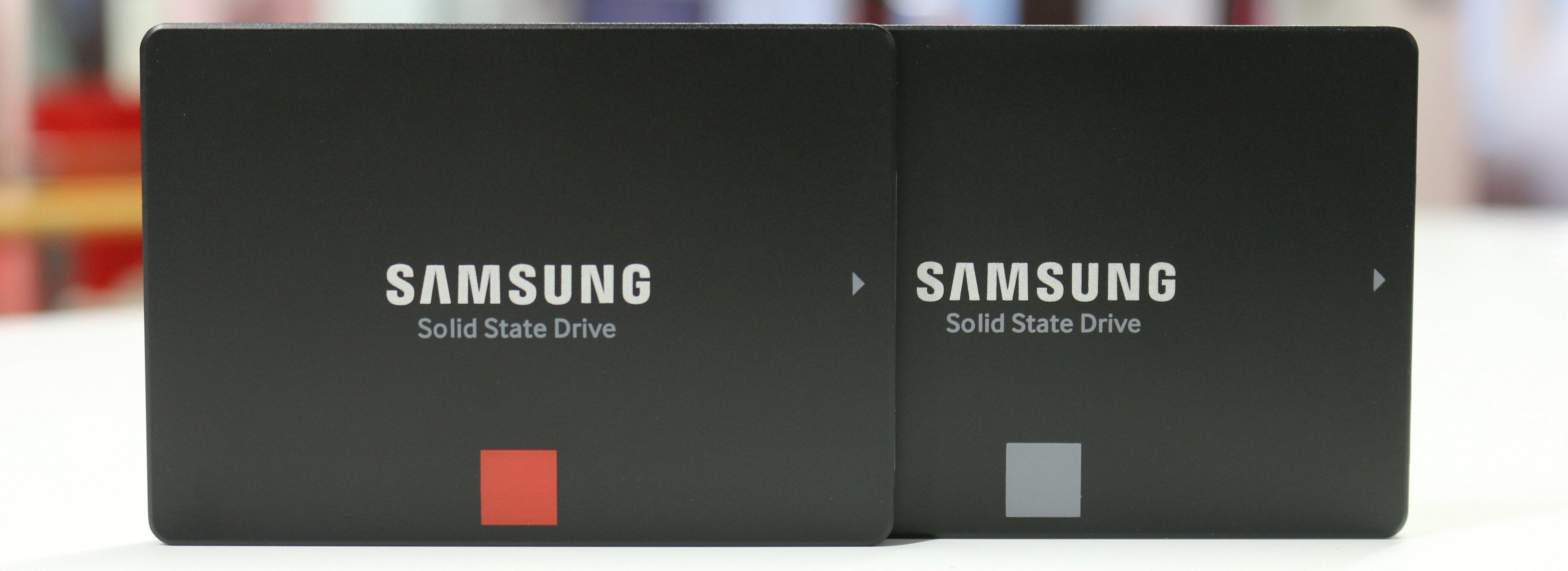 Hvordan se forskjellen på en 2,5-tommers Pro- og Evo-SSD fra Samsung? Pro har rød firkant, Evo har grå.