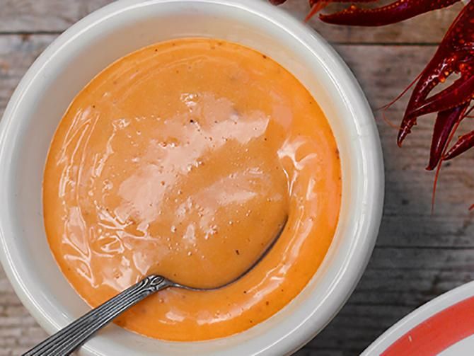 Sriracha aioli ger god smak och hetta och passar bra till kräftorna.