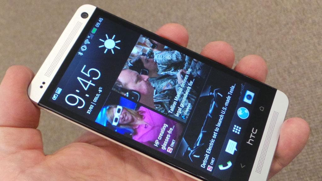 HTC One har en design de andre Android-mobilene kan misunne den, med et chassis laget i ett stykke metall. Detaljene er pene, og best av alt - den er like fin på innsiden. HTC er kjent for god lyd, og One er ikke noe unntak. Kameraet benytter en spesiell teknologi med relativt få men store piksler på bildebrikken. Les merFoto: Espen Irwing Swang, Amobil.no