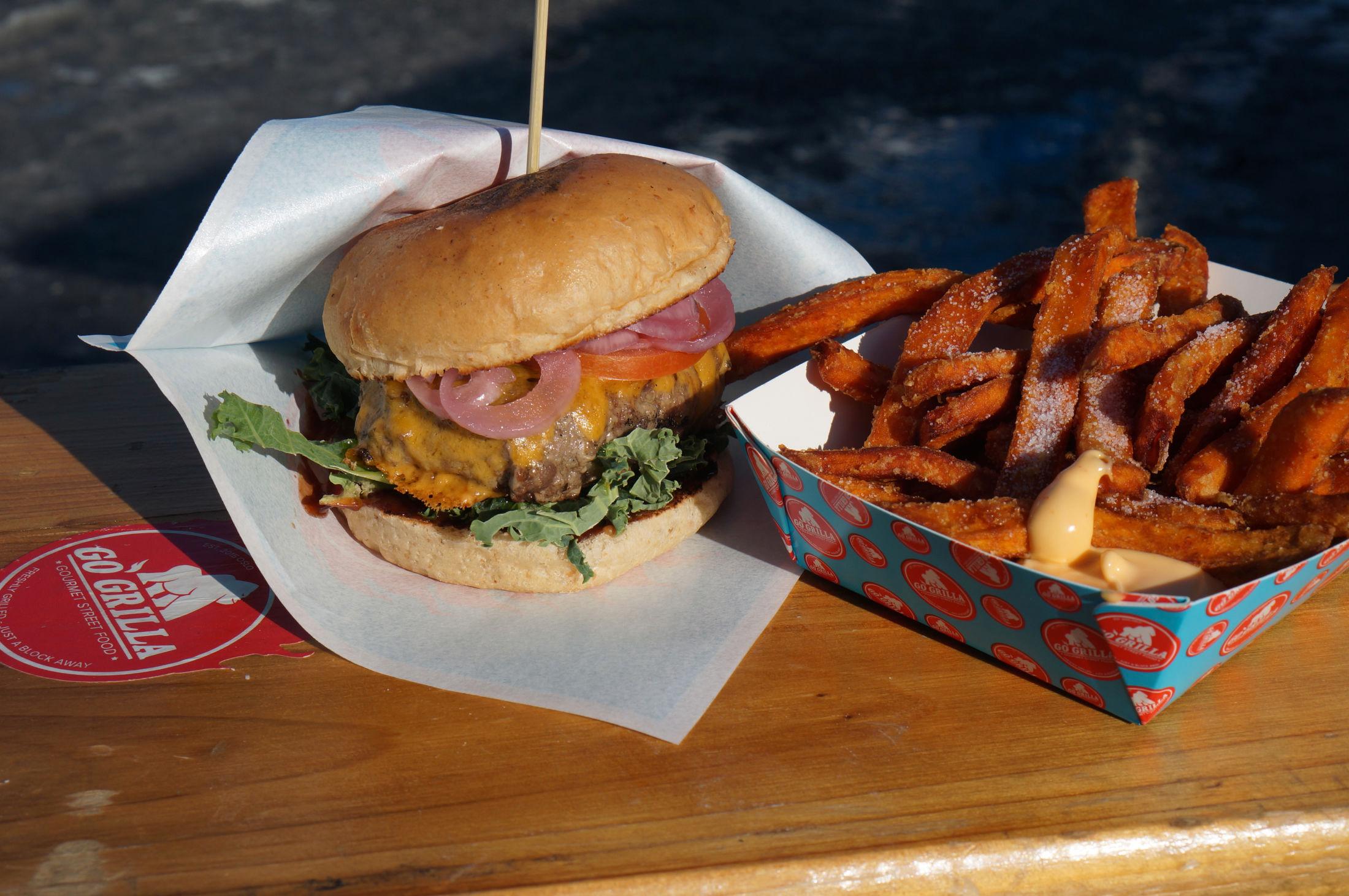 PRAKTISK BURGER: Austin burger med BBQ-saus, grønnkål, cheddar og syltet løk + søtpotet-fries med chilimajones fra Go'Grilla. Foto: Sigrid Schei Lorentzen / VG.