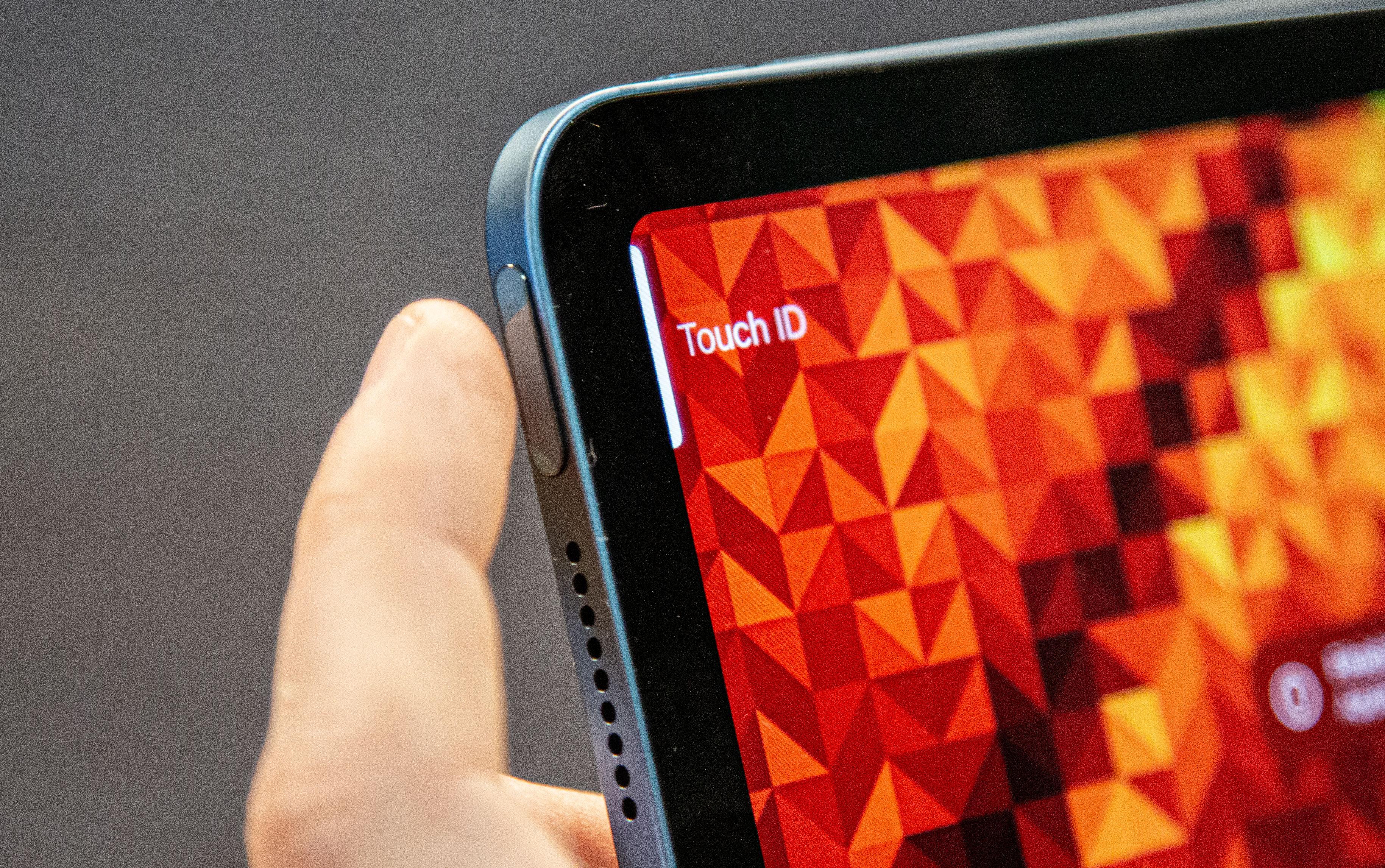 TouchID fungerer greit, men fingeravtrykket blir ikke alltid registrert på første forsøk, og vi tar oss i å savne FaceID ganske ofte. 