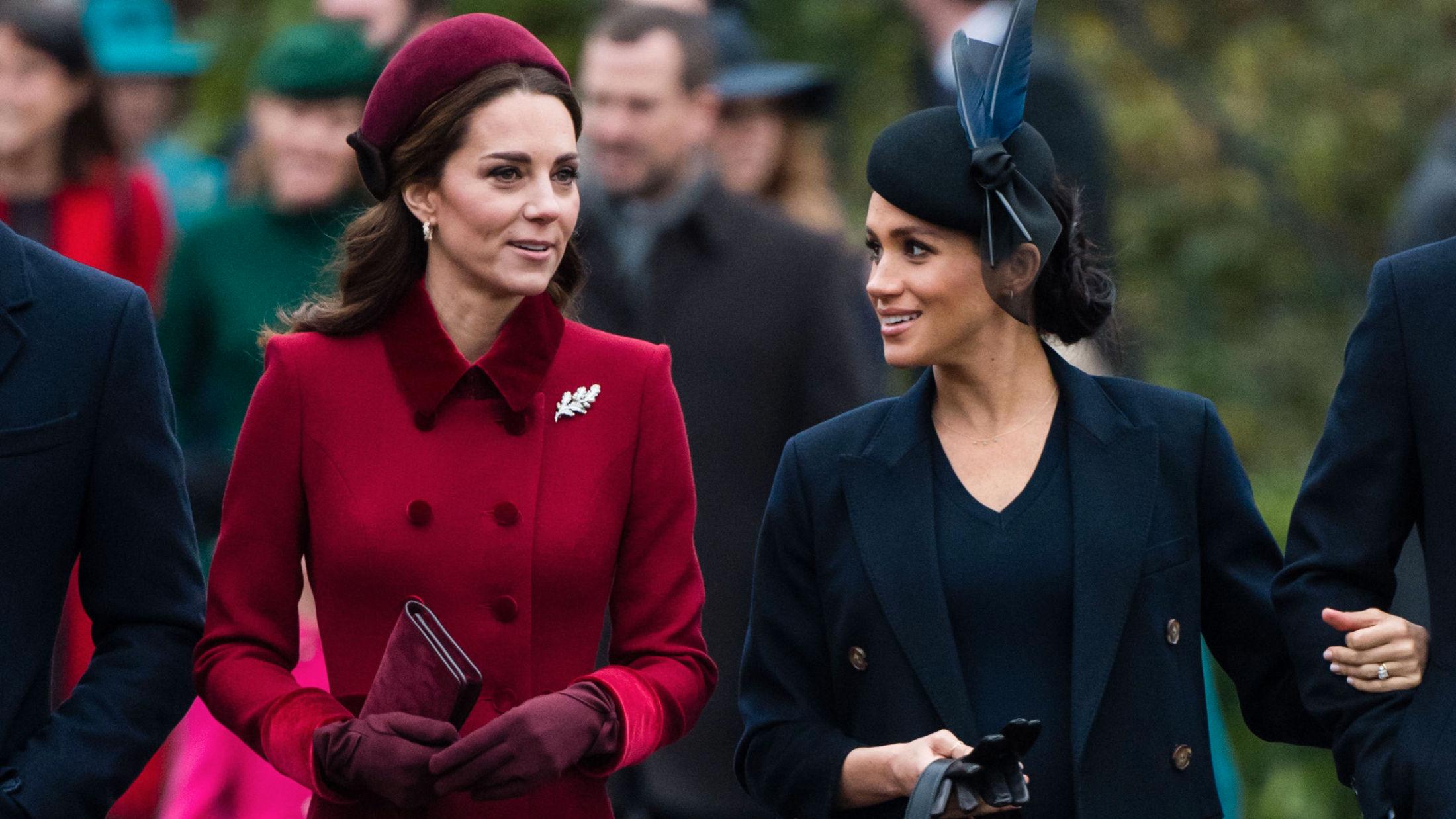 HATTEFIN: Hertuginne Kate og Hertuginne Meghan holdt seg til hver sin gjennomgående farge på antrekket. Foto: Getty Images