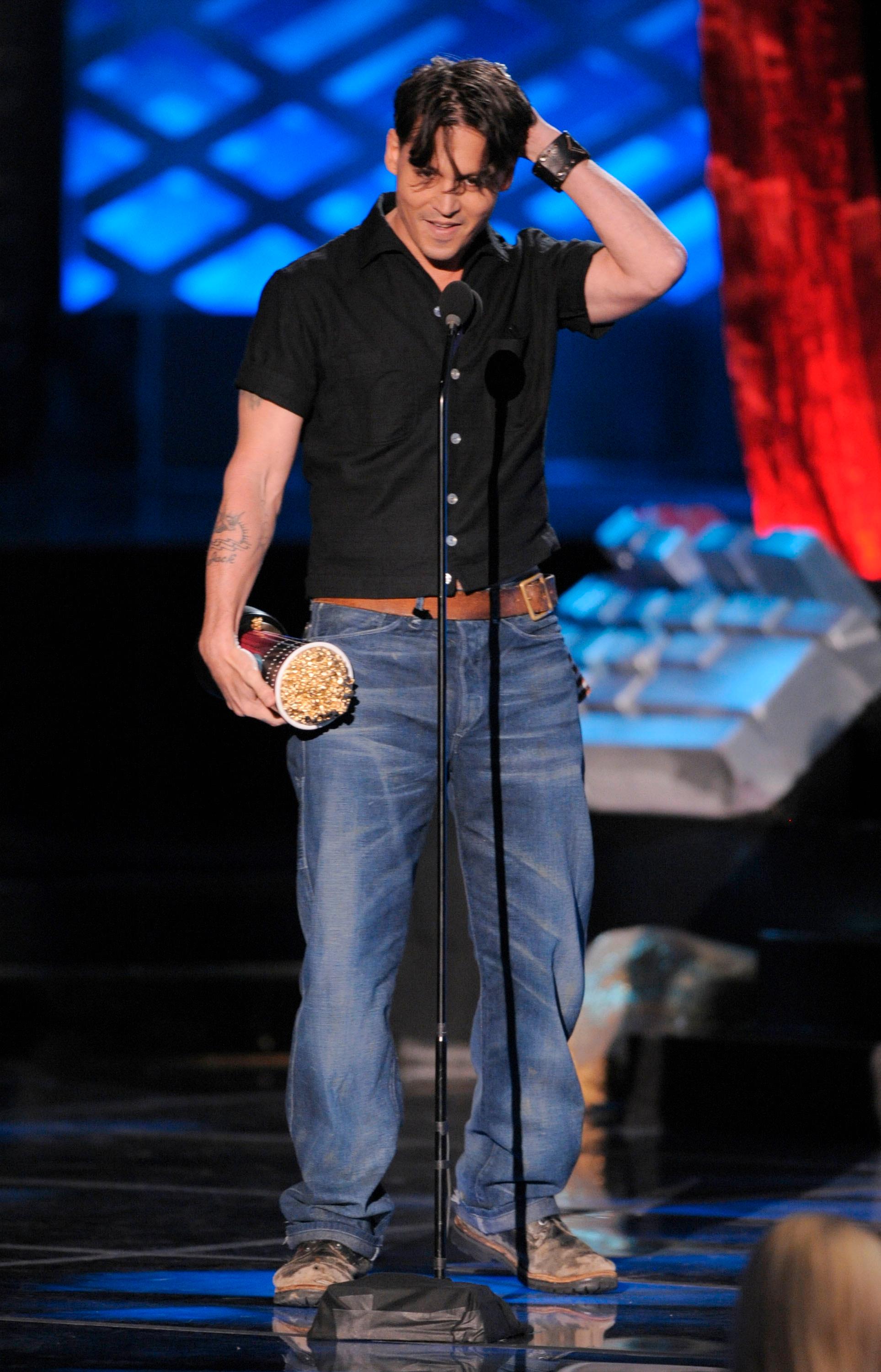 PRISVINNER: Depp har vunnet flere priser. Her mottar han en under MTV Movie Awards for rollen som «Jack Sparrow».