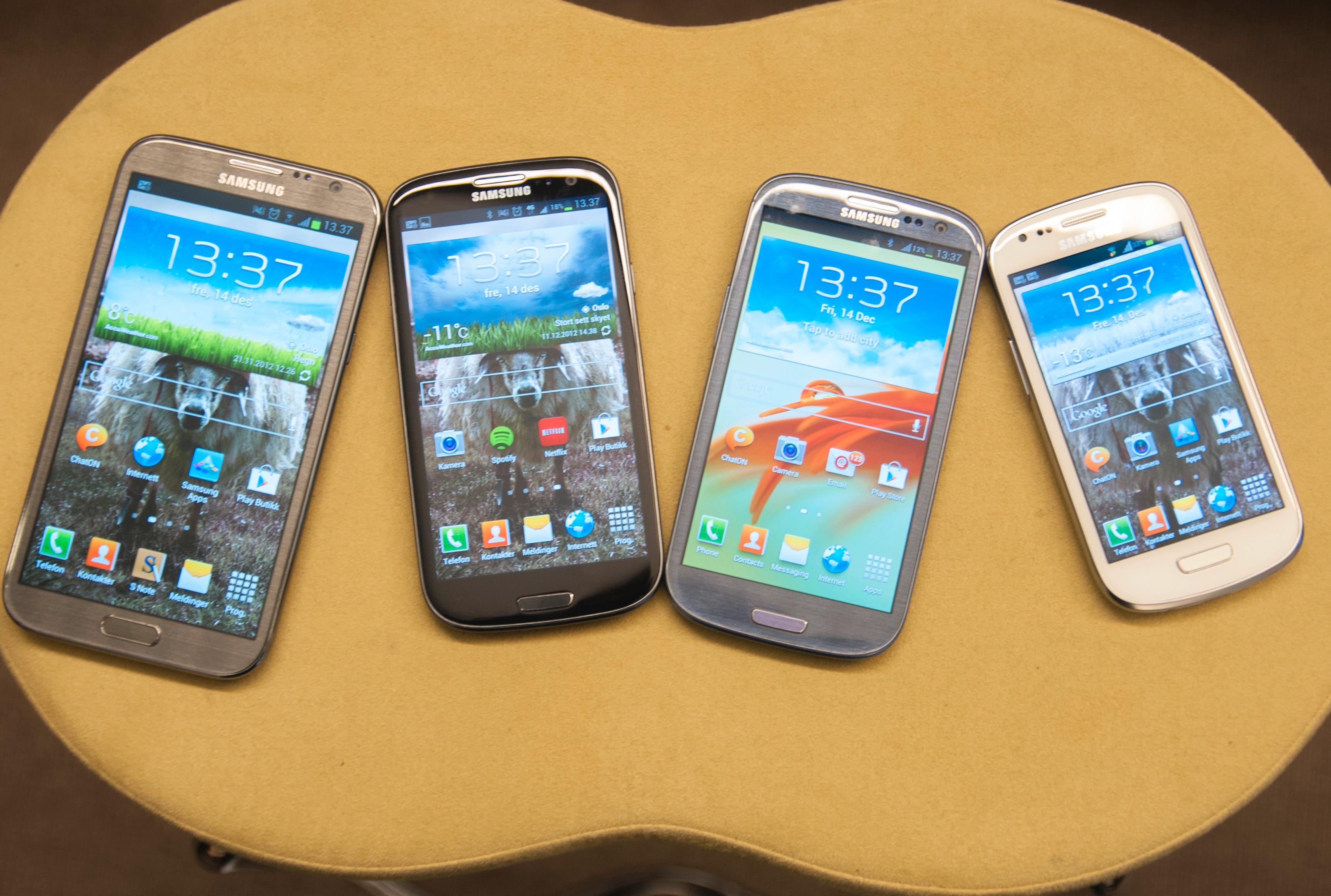 Fire galakser – fra venstre; Galaxy Note II, Galaxy S III 4G, Galaxy S III og Galaxy S III Mini. Sistnevnte hører egentlig ikke hjemme i dette selskapet.