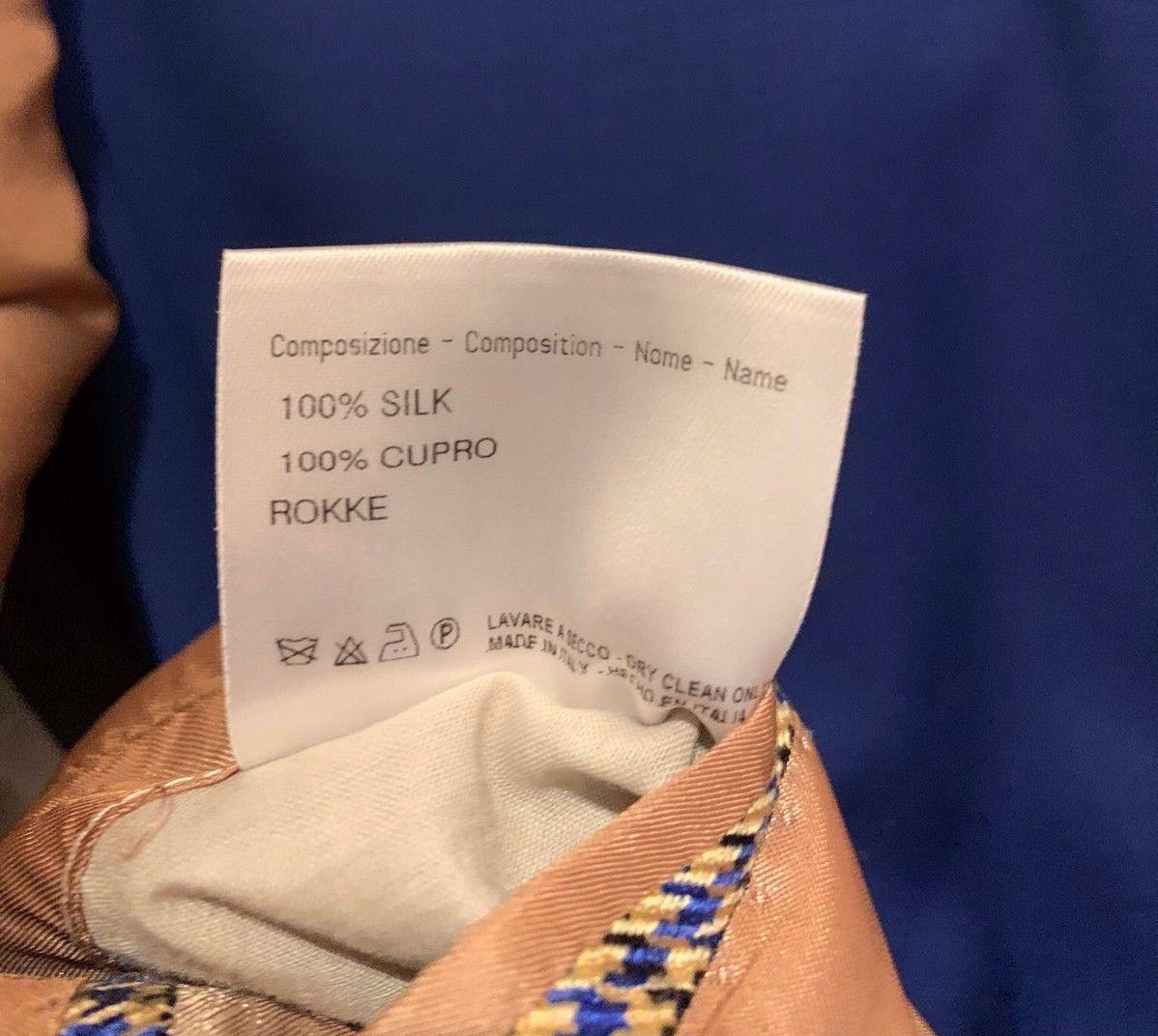 LAGET TIL ROKKE: Her er lappen på en av dressene som ble solgt på Fretex-salget. Produksjonslappen viser at dressen er laget til kunden «Rokke». Foto: Anonym.