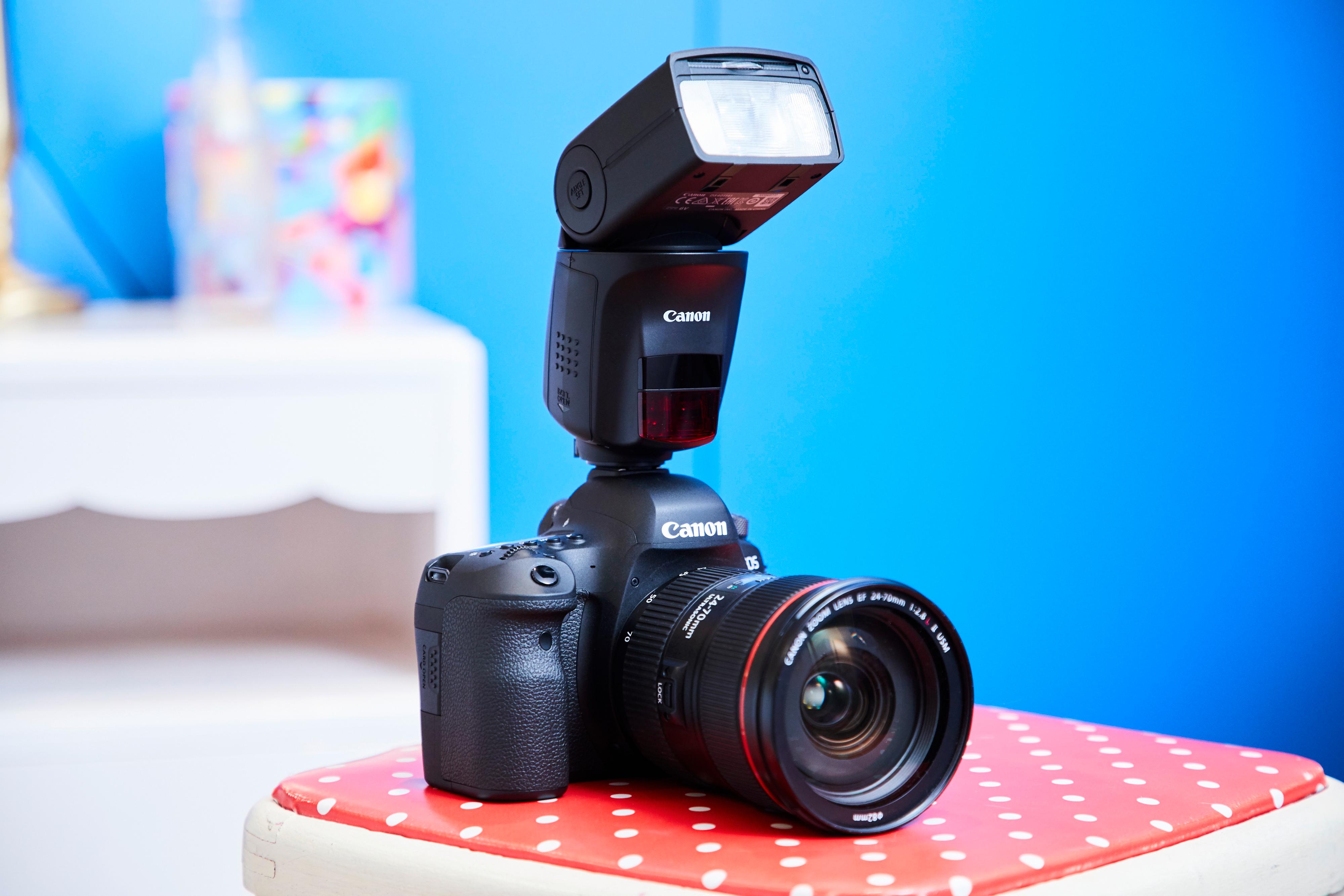 Canons nye blits har et motorisert hode og teknologi som gjør at den selv kan avgjøre vinkel og andre innstillinger for å best mulig belyse fotoobjektet ditt.