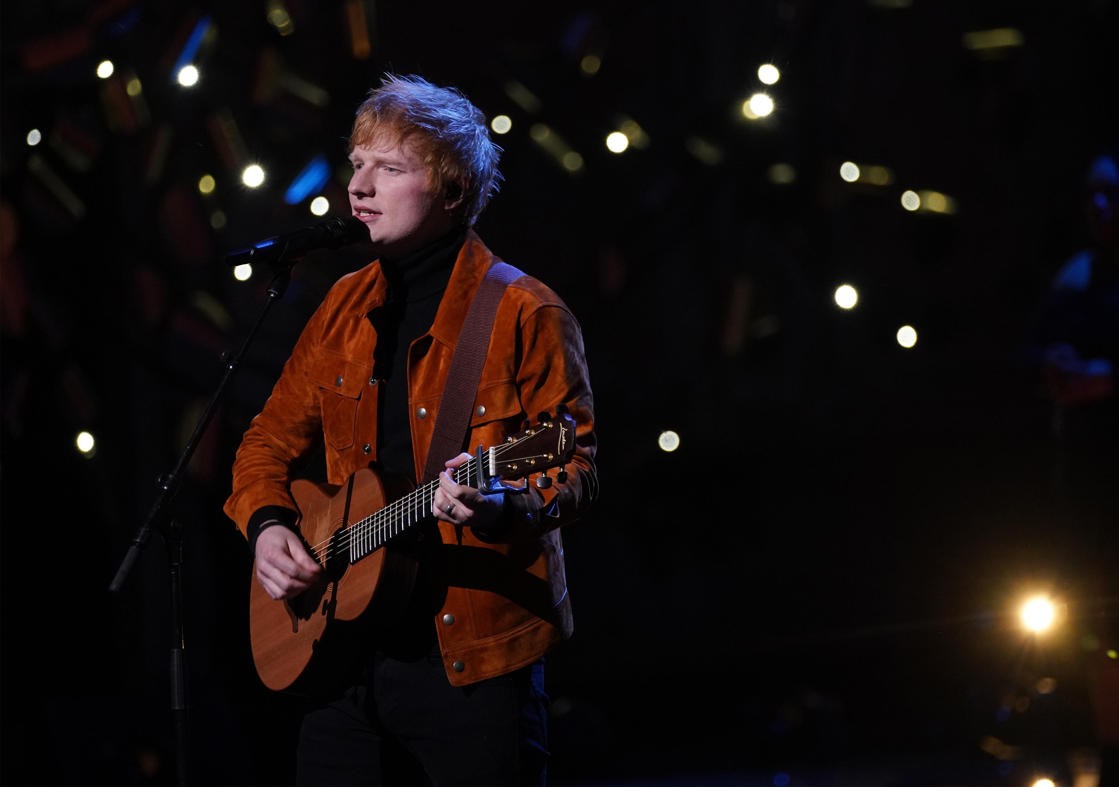 SCENEANTREKK: Ed Sheeran gikk for en rustrød jakke på scenen. 