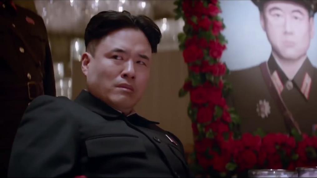 Skjermbilde fra traileren til «The Interview», som har det mye moro med den nordkoreanske lederen Kim-Jong-un. Foto: Sony Pictures/YouTube