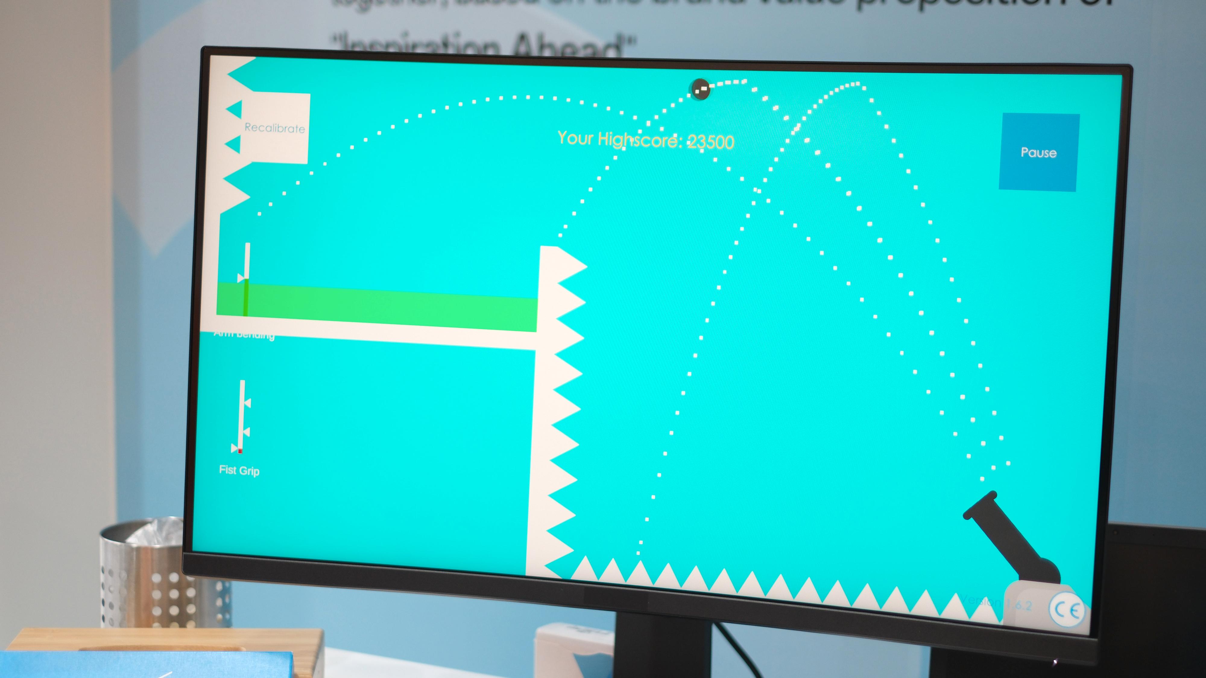Til venstre på skjermen ser du oversikten over hvor hardt du klemmer. I dette spillet styrer det for eksempel hvor langt du skyter.