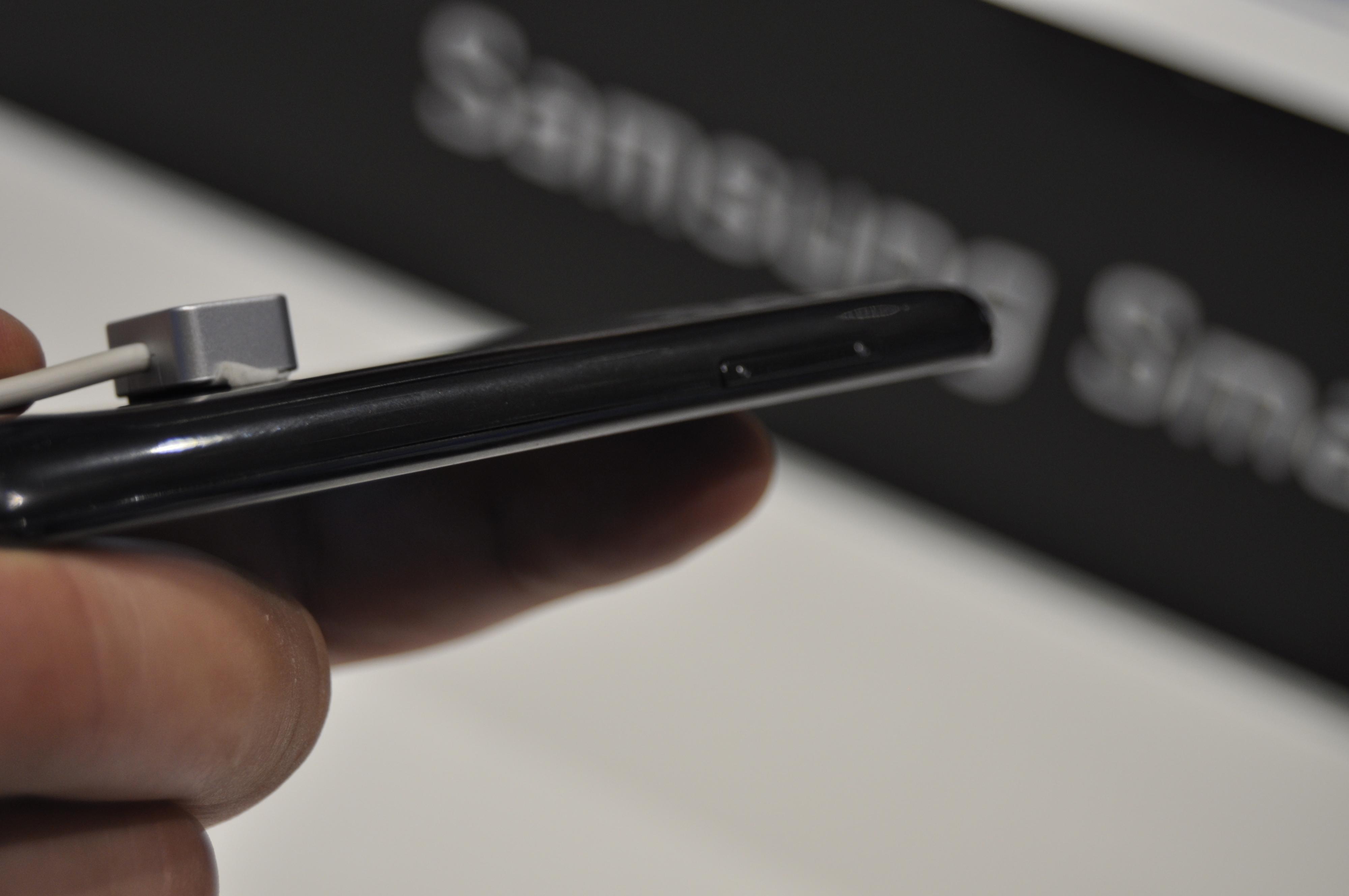 På sitt tykkeste er Galaxy S II LTE 9,5 mm. Det er en millimeter tykkere enn navnebroren som selges i dag.