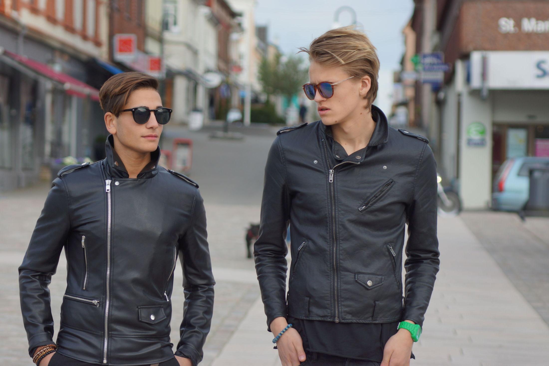 EN KLASSIKER: Anas Wajdy og Marius Langsholdt viser hvordan riktig jakke kan freshe opp vårstilen.