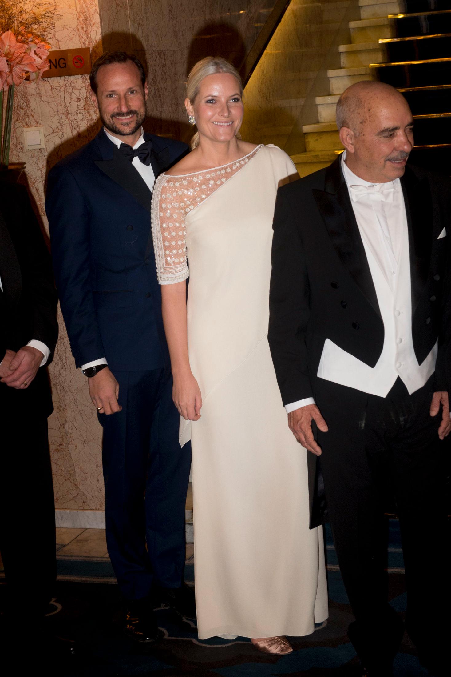 FLOTT: Kronprinsesse Mette-Marit ankom nobelbanketten i en elegant kjole, som like så godt kunne blitt båret av superstjernen Jennifer Lopez. Legg merke til skoene! Foto: NTB scanpix