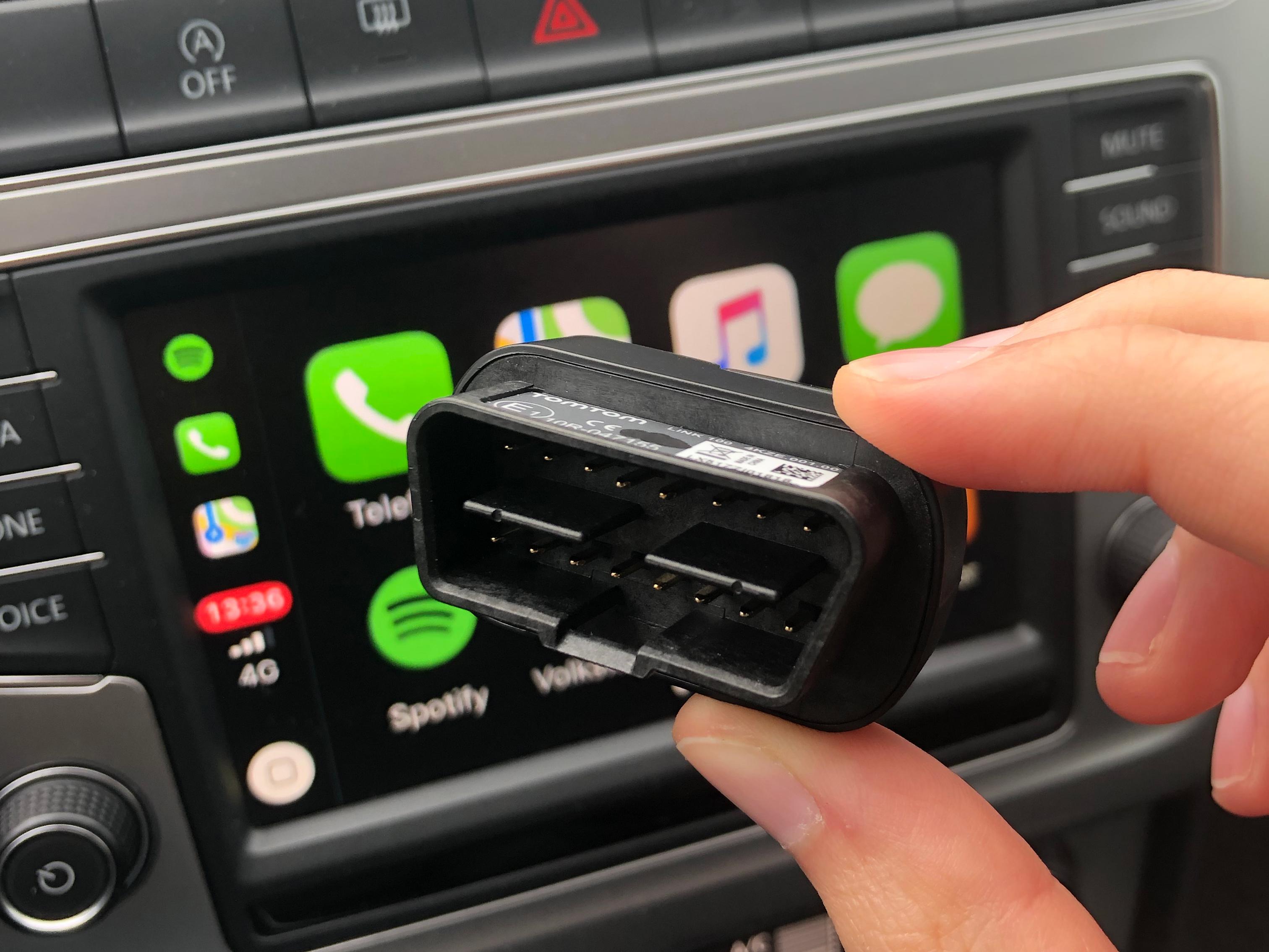 Smartpluggen kobles inn i diagnoseporten i bilen og kommuniserer med mobilen din via Spinn-appen på telefonen.