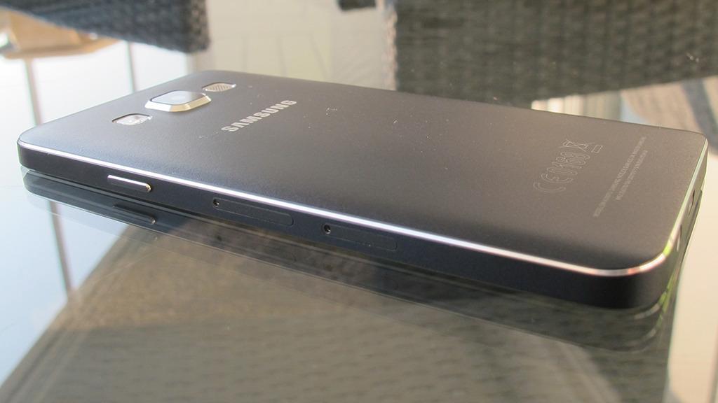 Galaxy A3 har fått unibody-design, og Samsung har kvittet seg med plasten til fordel for aluminium. Det gjør underverker for kvalitetsfølelsen. (Foto: Marius S. Eltervåg). Foto: (Foto: Marius Sørland Eltervåg, Tek.no)