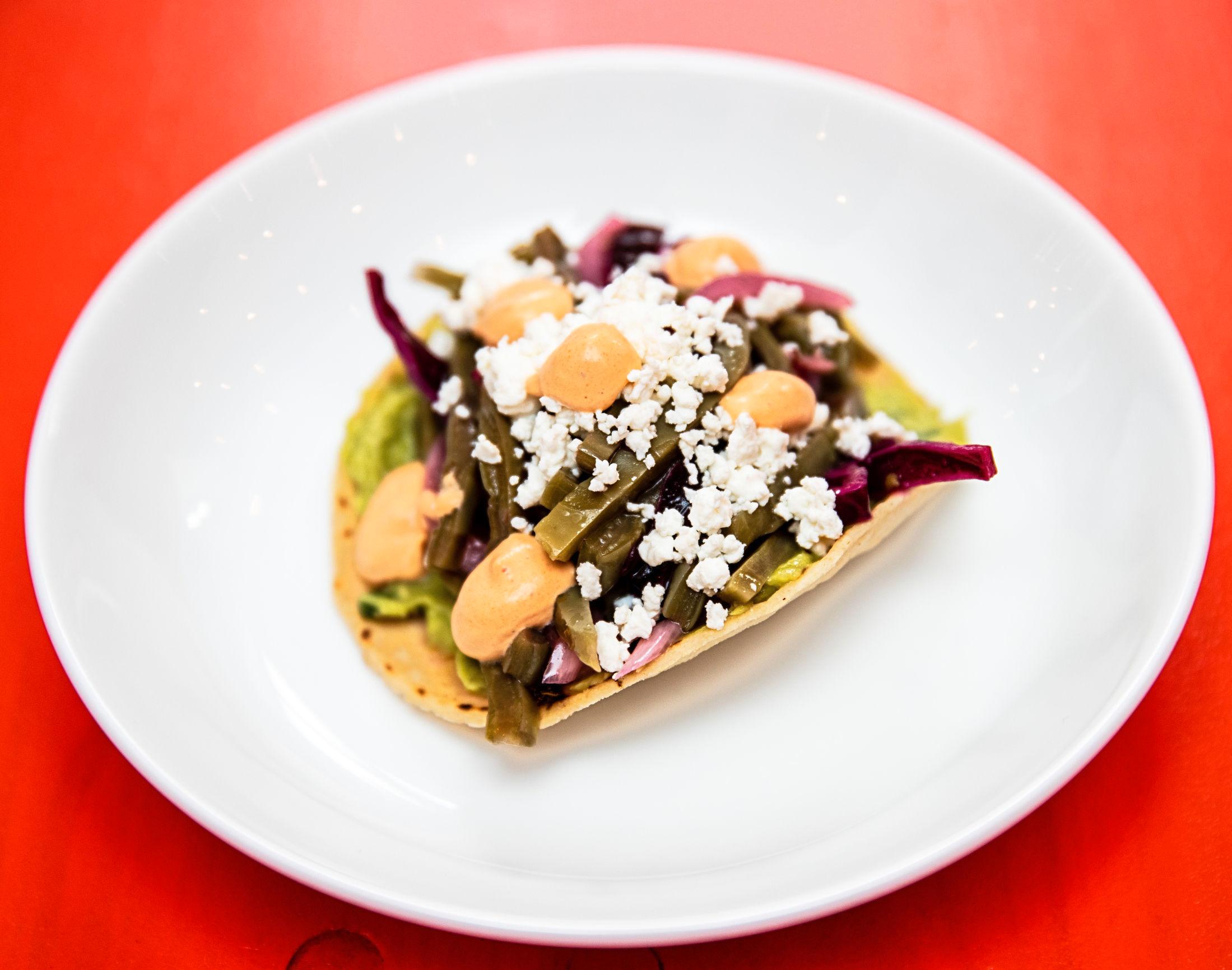 FALT I SMAK: Tostada med kaktus, rødkål, ost og guacamole. Foto: Hallgeir Vågenes/VG