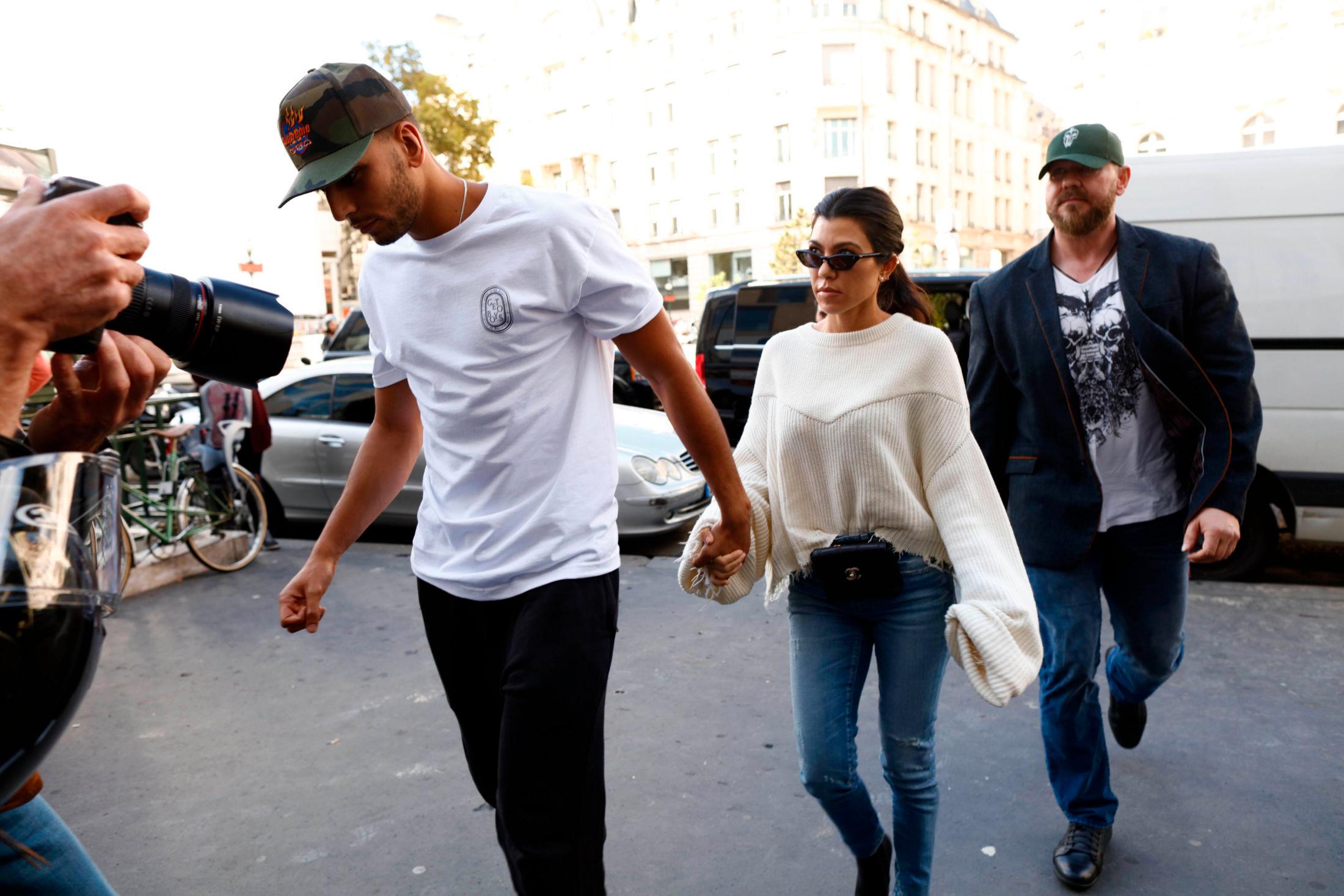 TURTELDUER: Younes Bendjima og Kourtney Kardashian viste kjærligheten i Paris. Foto: Getty Images