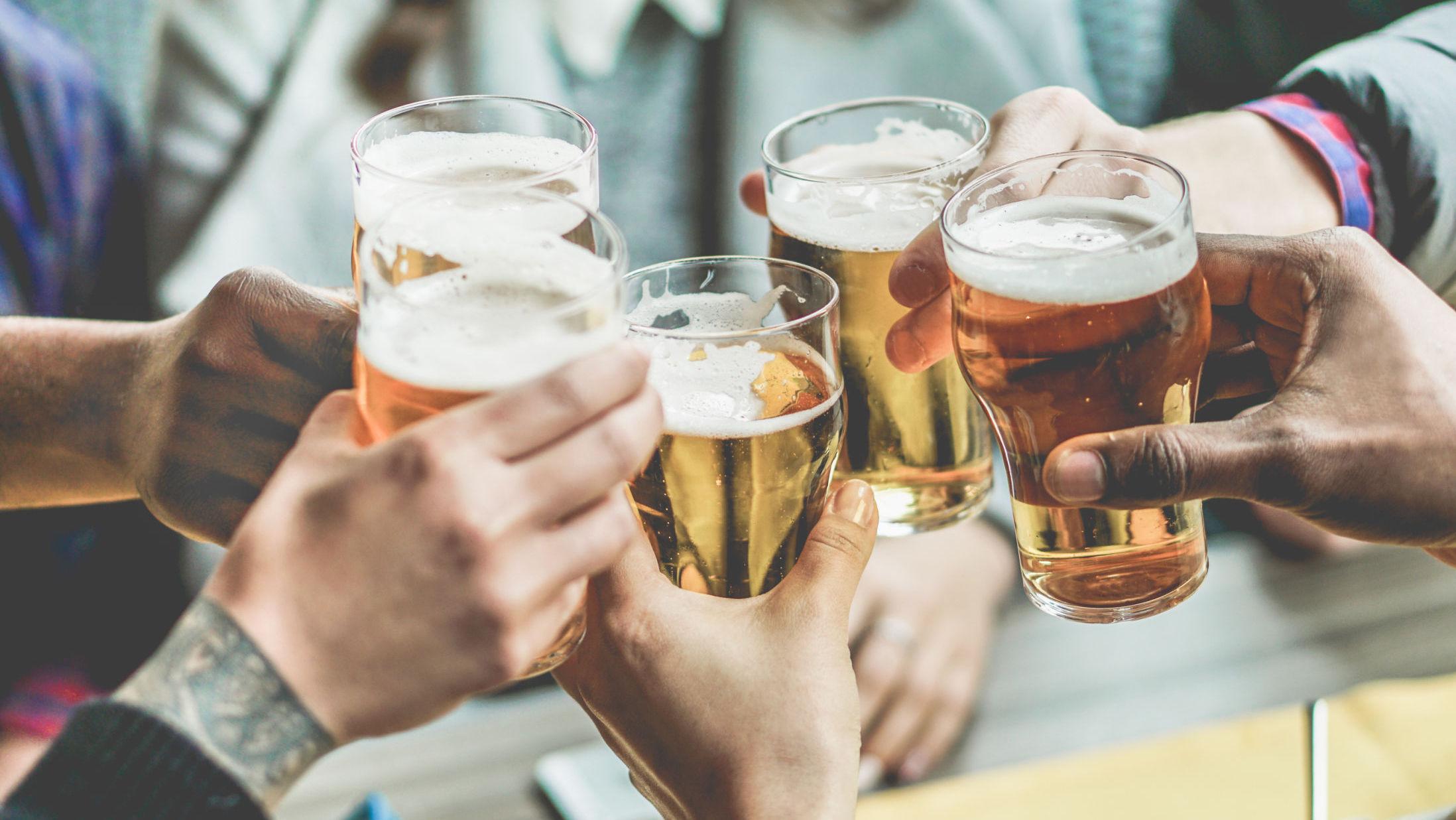 KRAFTIG ØKNING: Salget på alkoholfritt øl har økt dobbelt så mye som salget på øl med alkohol, sier kommunikasjonssjef hos Ringnes, Nicolay Bruusgaard. Foto: Illustrasjonsfoto/Shutterstock/NTB Scanpix