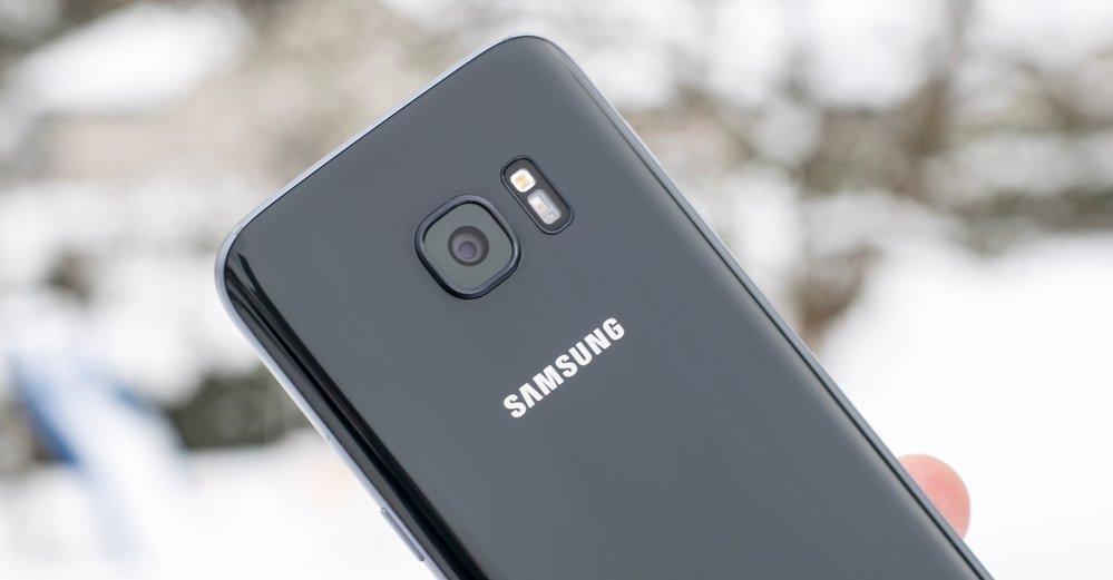 Den andre mobilgiganten Samsung, her representert ved Galaxy S7, benekter at de gjør sine eldre mobiler tregere. Bilde: Finn Jarle Kvalheim / Tek.no