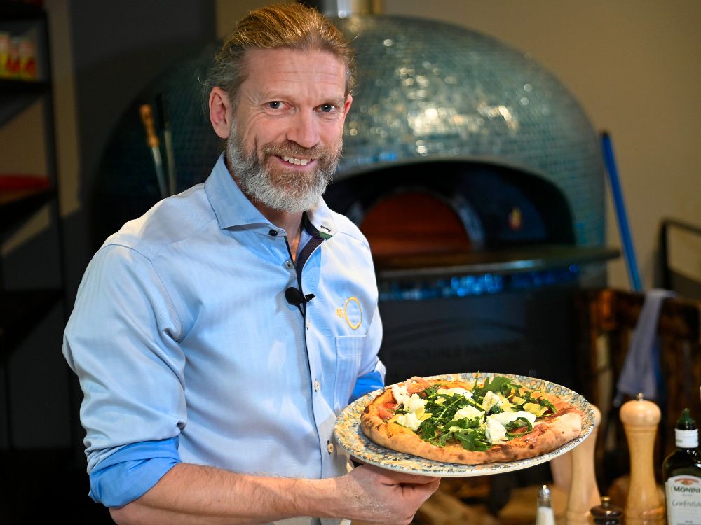 Jesper Blomqvist tipsar om hur du enkelt och snabbt bakar pizza hemma.