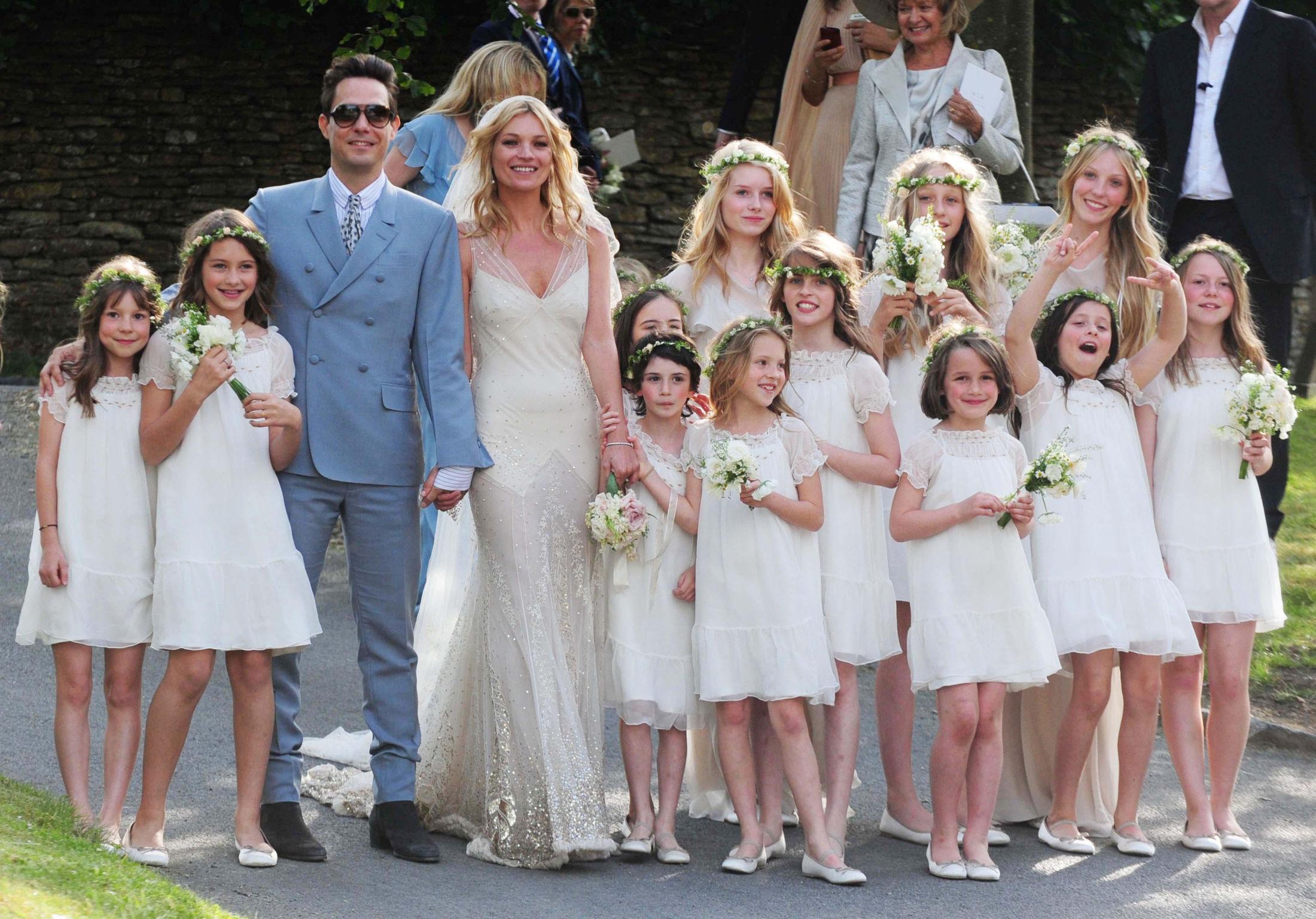 GIFTET SEG: Kate Moss giftet seg med Jamie Hince i 2011. Kjolen var designet av John Galliano, og hun kjørte på med bohem-vibber fullt ut. Foto: Rui Vieira, Pa Photos
