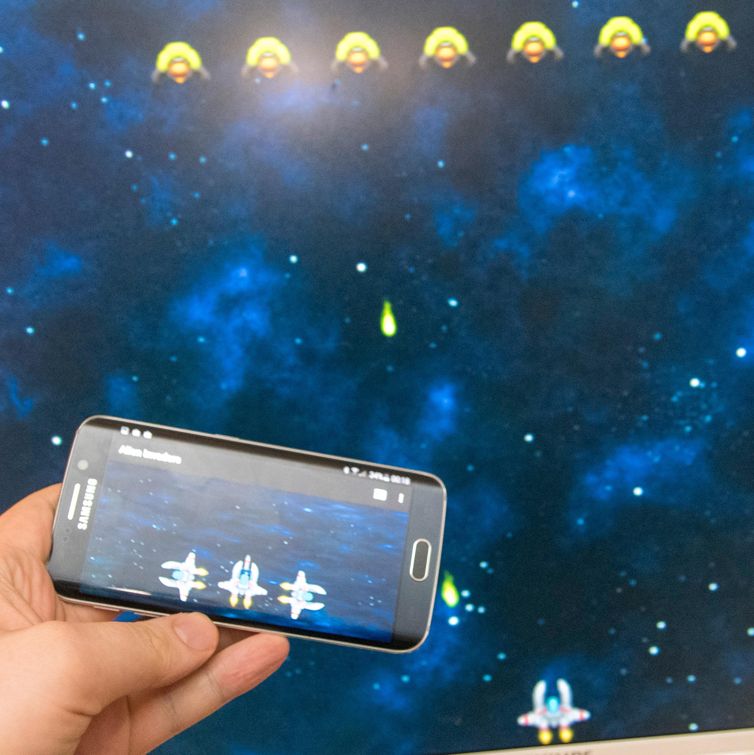 Slik ser det ut når vi spiller Alien Invaders. Telefonskjermen gir deg berøringskontroller, mens innholdet foregår på storskjermen. Foto: Finn Jarle Kvalheim, Tek.no