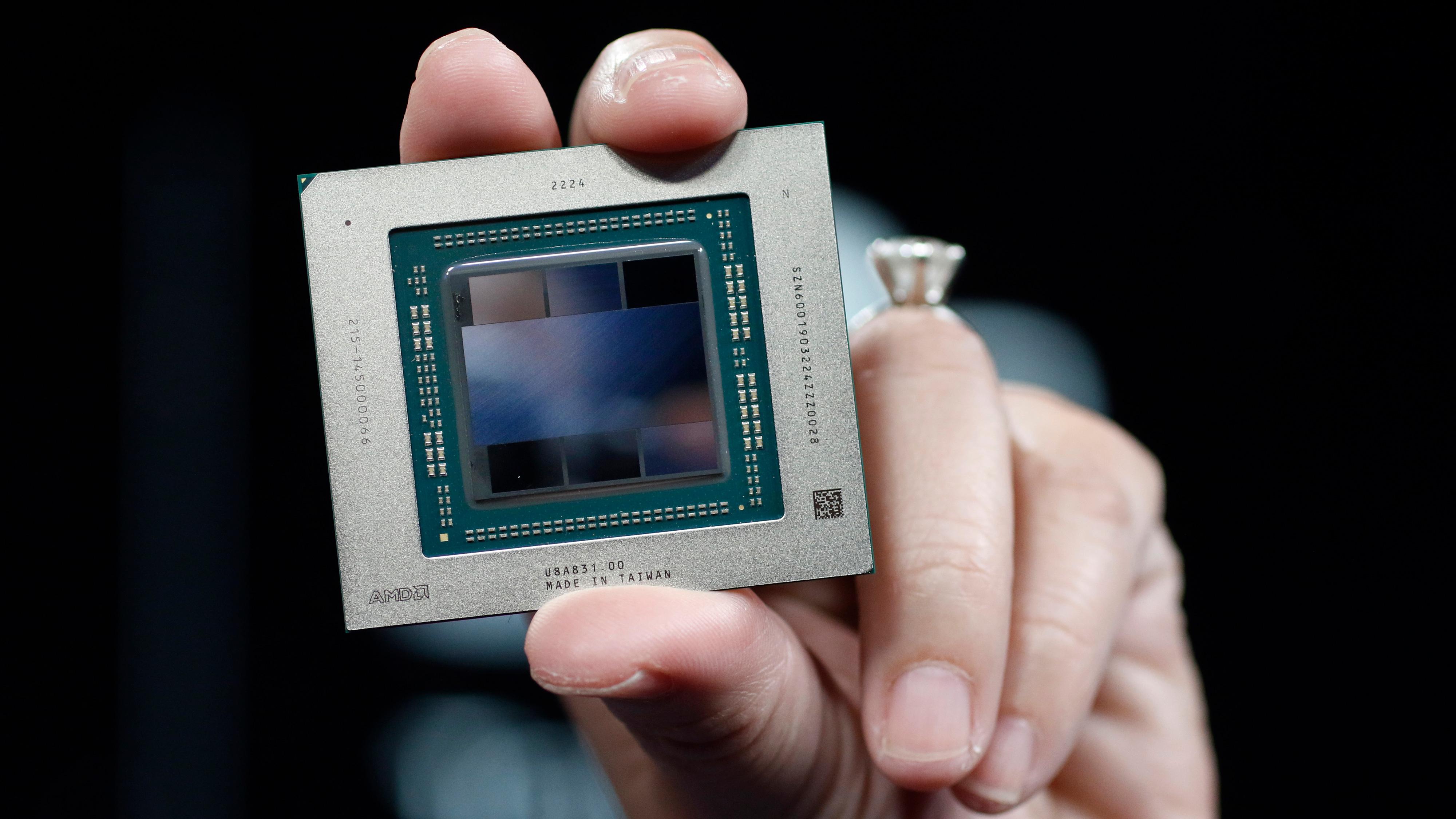 AMDs Lisa Su viser frem selskapets første grafikkbrikke med «chiplet»-design.