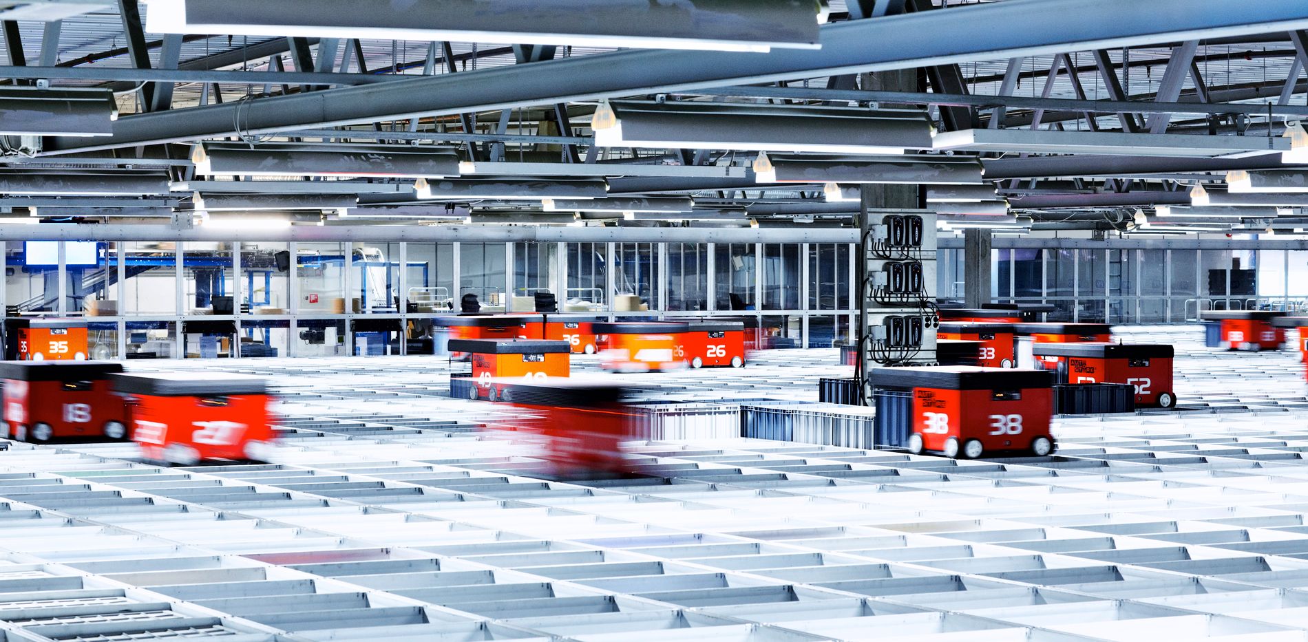 Det helautomatiserte lageret, Kuben, er svært effektivt. 75 roboter jobber kontinuerlig for å finne frem produkter til spente kunder. 