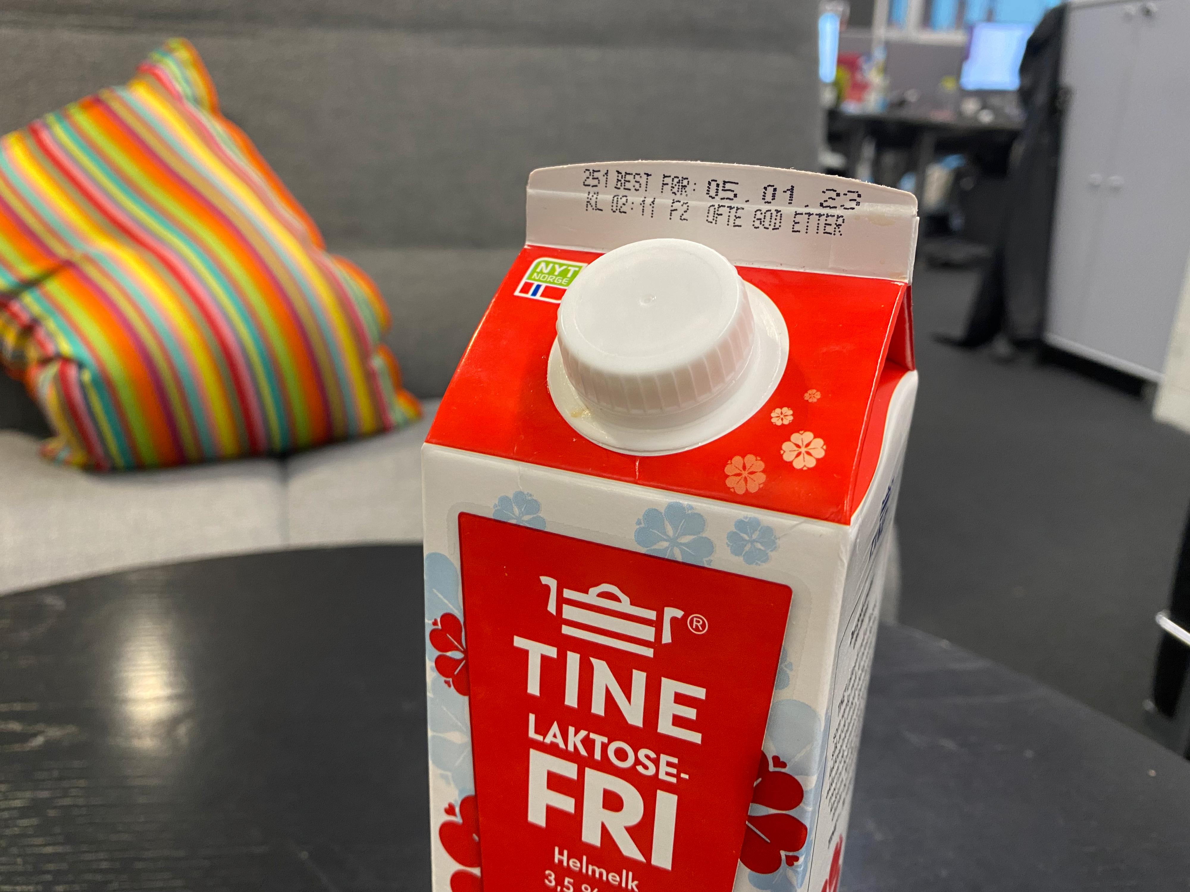 TIL NESTE ÅR: Denne kartongen med laktosefri melk, kjøpt i oktober 2022, varer til starten av 2023.