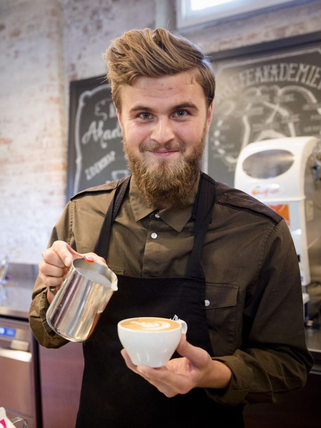 EKSPERT: - Baristayrket har blitt mer akseptert i løpet av de siste fem årene, så nå må man være virkelig flink for å jobbe i kaffebar, sier Simon Alteblad som forteller at latte art blir mer og mer populært. Foto: Annemor Larsen/VG