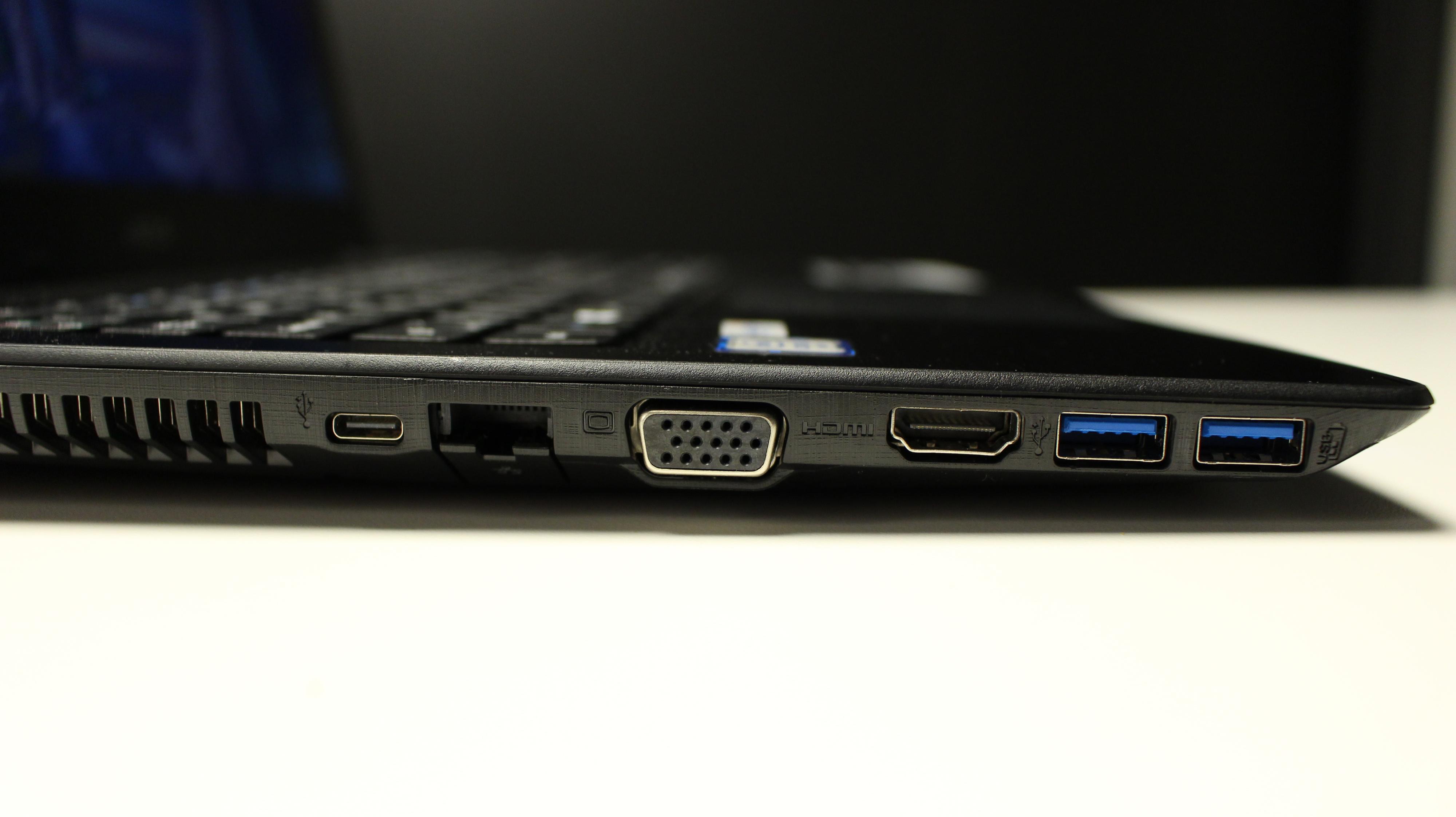 Acer E5 har gode tilkoblingsmuligheter: To USB 3.0-porter, én USB 2.0 port, inngang for HDMI og VGA samt støtte for minnekort av typen SD, SDHC og SDXC, i tillegg til kombinert port for hodetelefoner og mikrofon.
