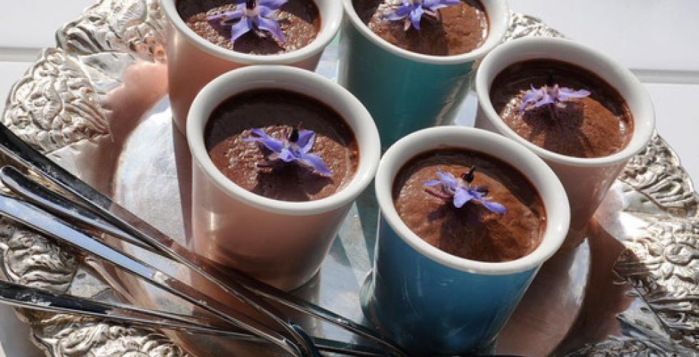 Server deilig, fløyelsmyk sjokolademousse til dessert - gjerne med friske bær. (Foto: Opplysningskontoret for egg og kjøtt.)