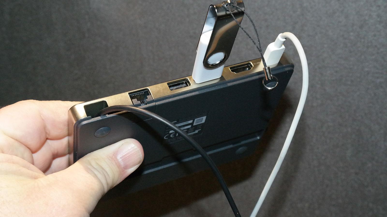 Denne dokken gir deg flere porter på Galaxy Tab S2. Det kommer godt med om du vil bruke brettet som en PC med større skjerm og eksterne disker. Dokken har også kontakt for nettverkskabel. Foto: Espen Irwing Swang, Tek.no