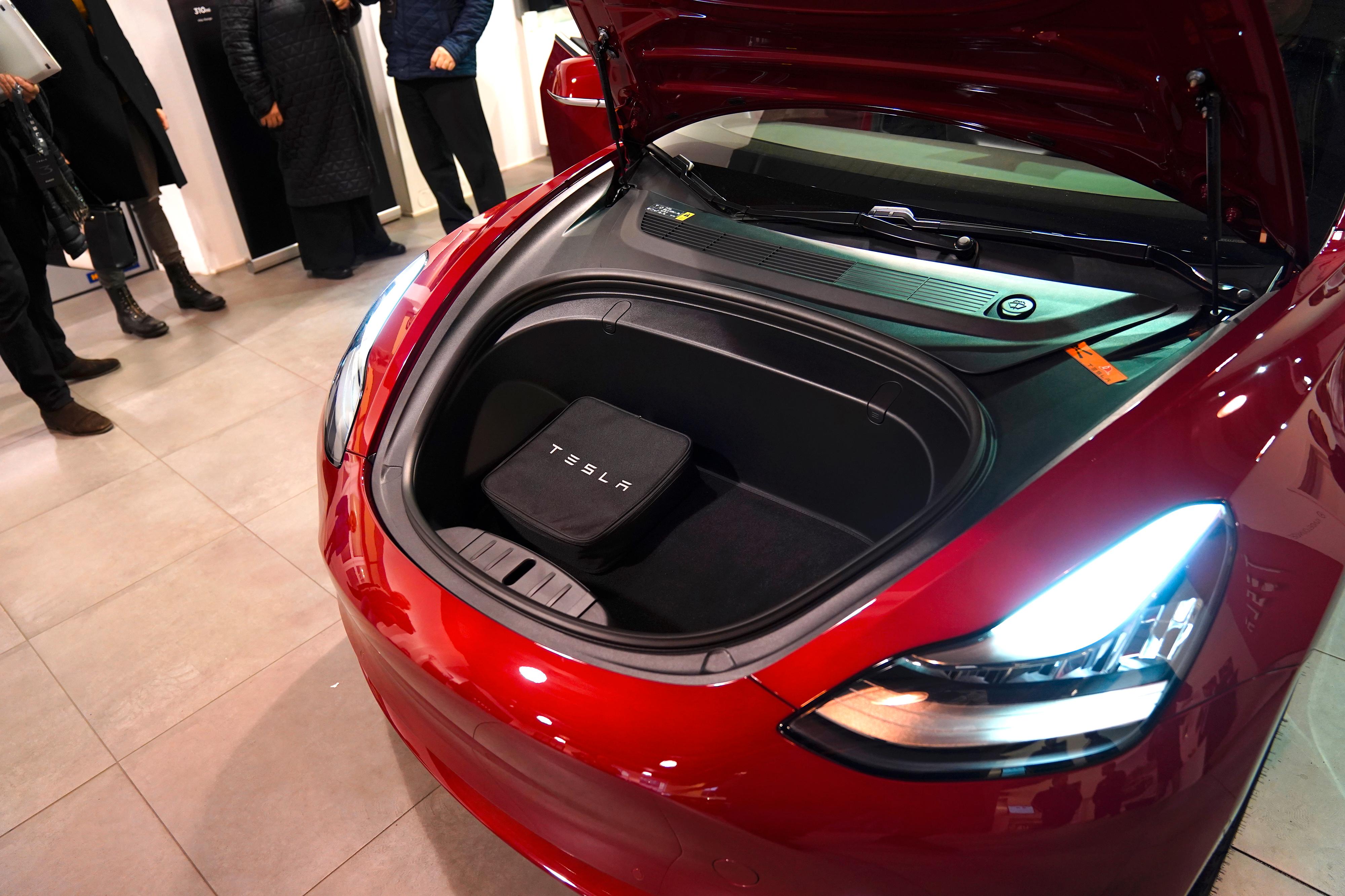 Model 3 får i likhet med Teslas andre biler et lite bagasjerom også under panseret.