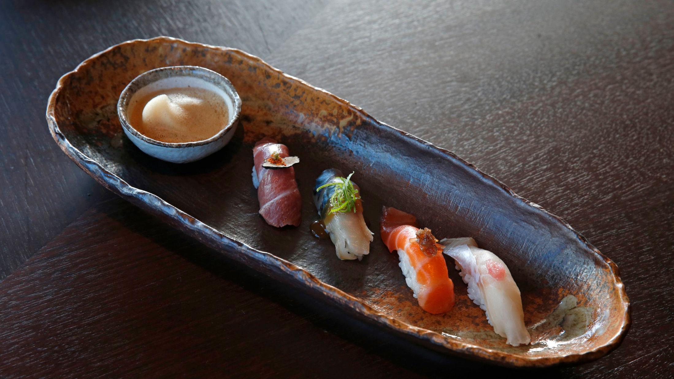 FINE DINING: Nodee Sky serverer gjestene retter inspirert av tradisjonell japansk mat, også kalt Wa-shoku. Her er biter av nigiri. Foto: Trond Solberg/VG