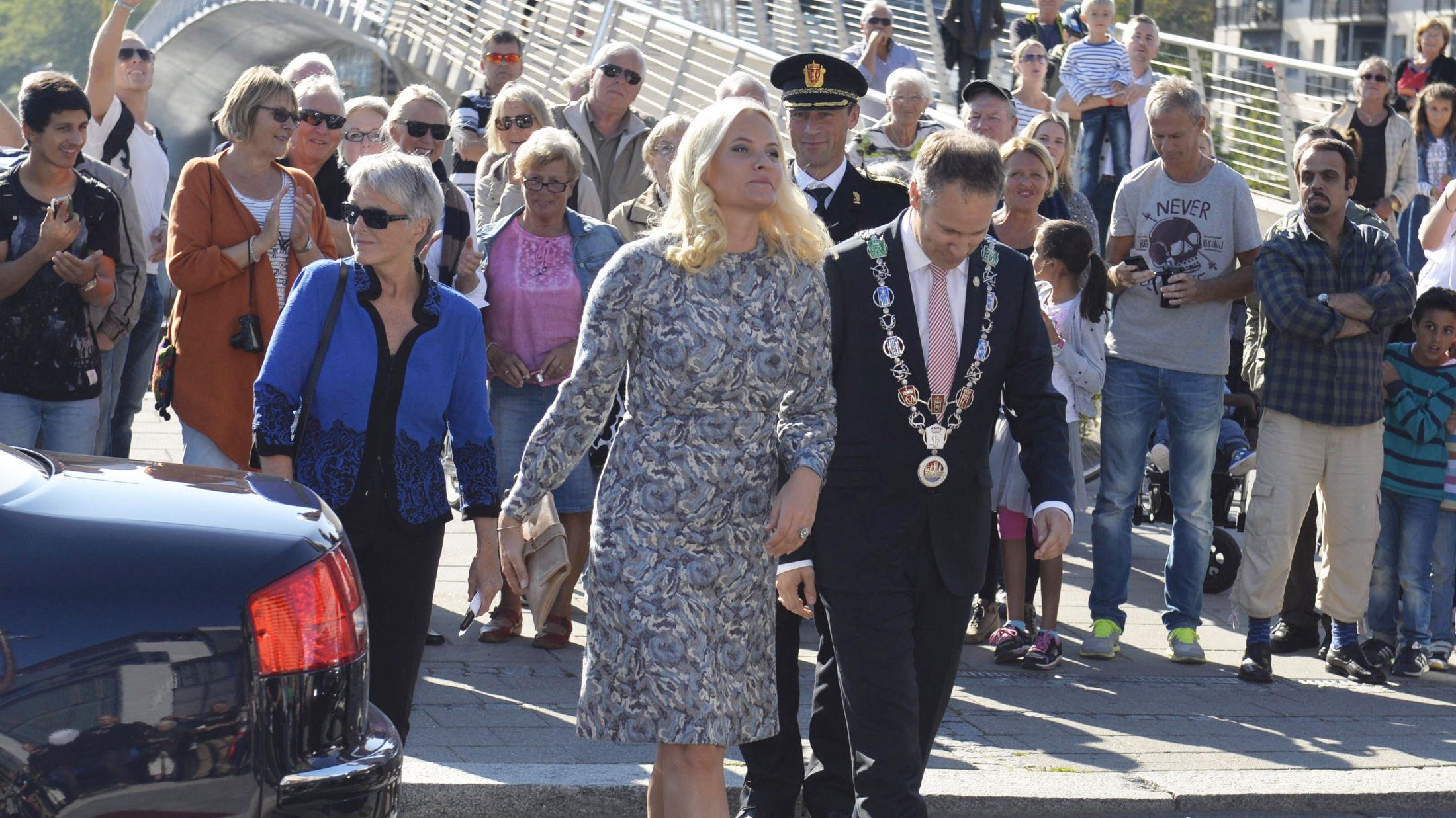 FÅR KJOLESKRYT: Kronprinsesse Mette-Marit ankom Fretex gjenbruksdager på Stortorvet i Fredrikstad i en kjole fra nettopp Fretex. Foto: NTB Scanpix