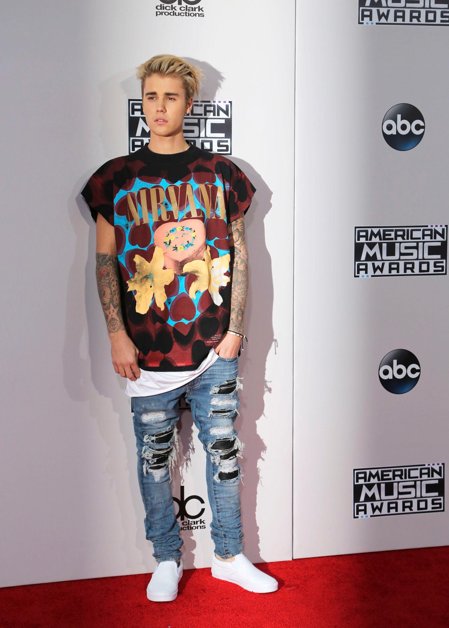 ROCKA: I 2015 ble Bieber enda mer rocka i stilen med hullete jeans og band-T-skjorter.