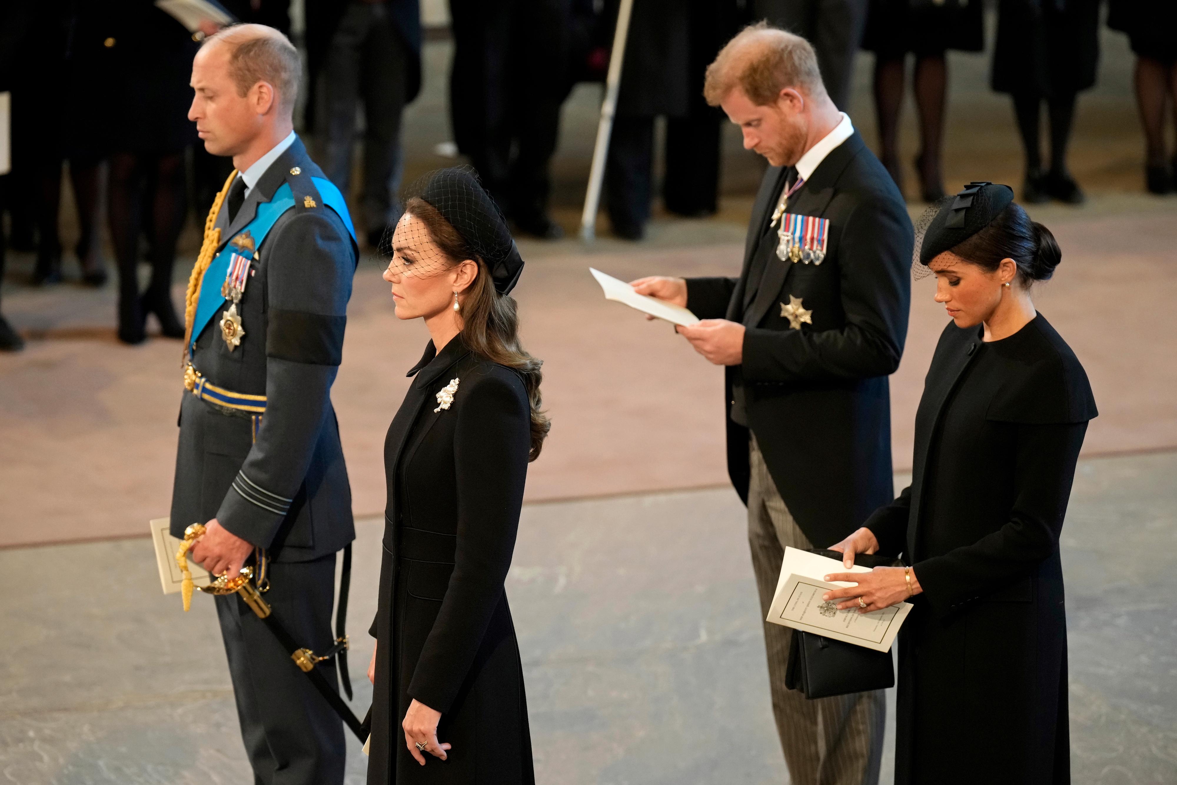 Etter dronningens bortfall har både prinsesse Kate og hertuginne Meghan tatt i bruk perler. Her er de inne i Westminster Hall 14. september.
