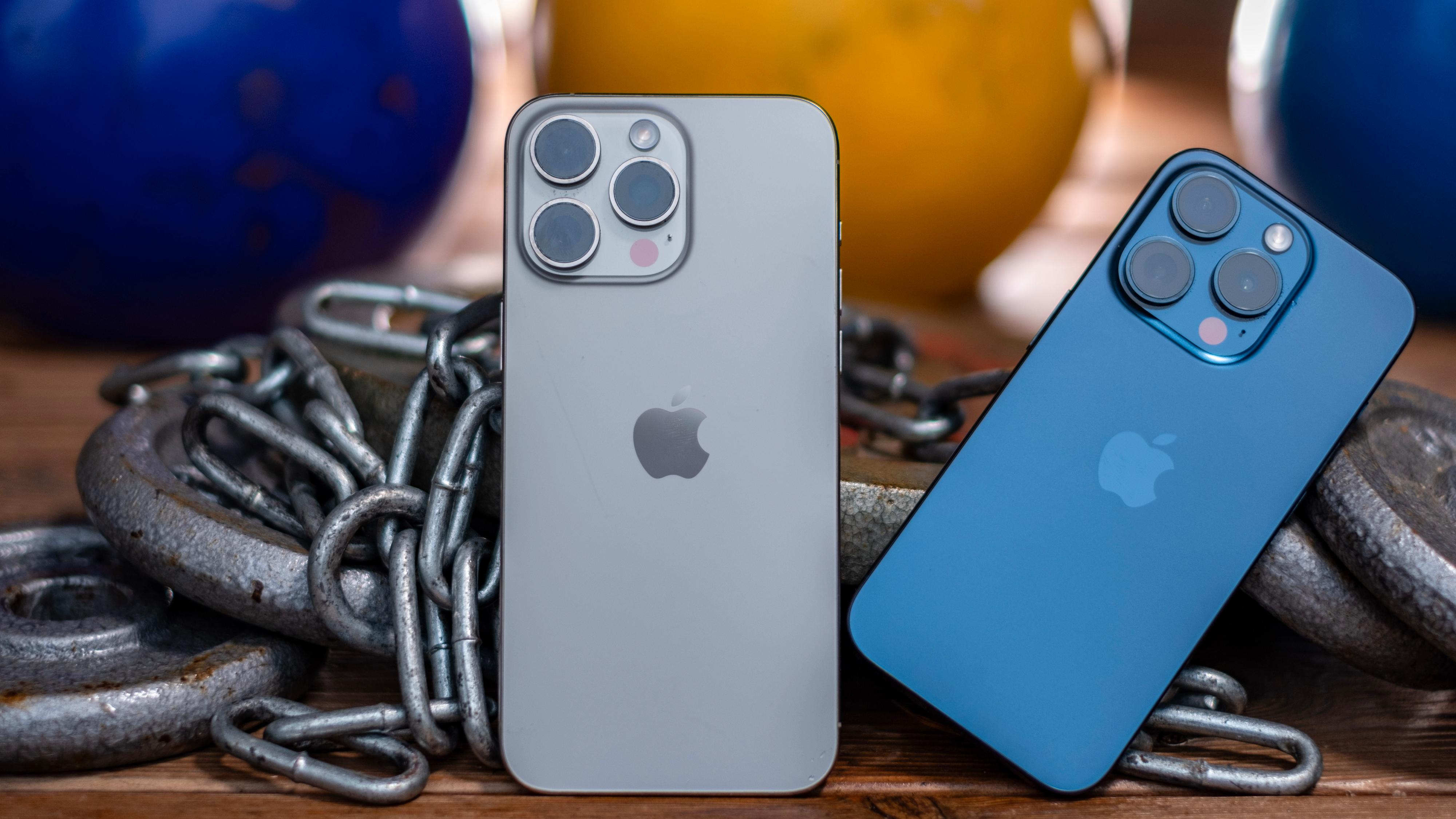 iPhone 15 Pro Max i «naturlig titan» til venstre, mens den blå iPhone 15 Proen er til høyre.
