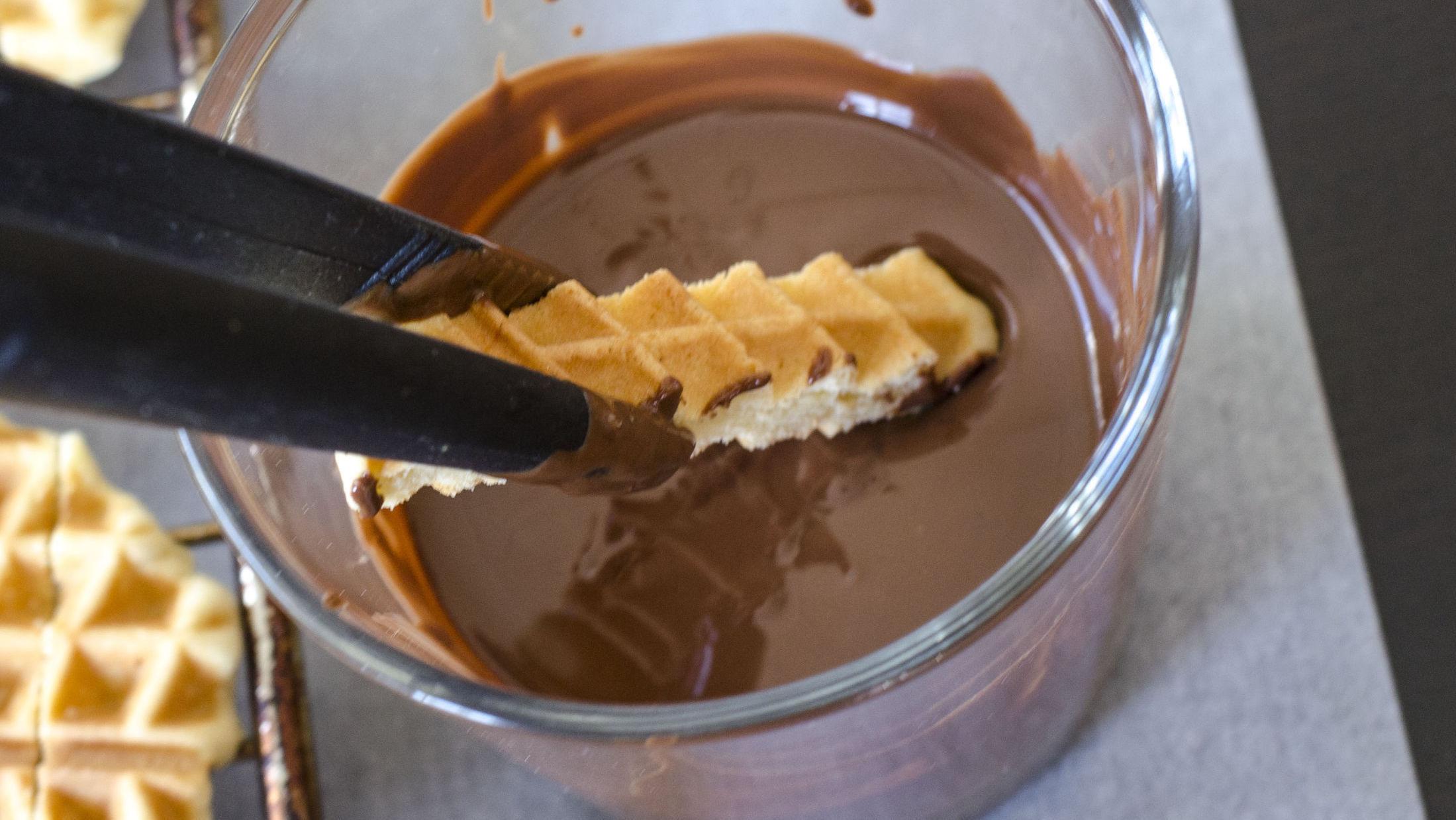 6. Smelt sjokoladen i mikrobølgeovn eller over vannbad og dypp stavene i sjokoladen. Foto: Mari Mushom