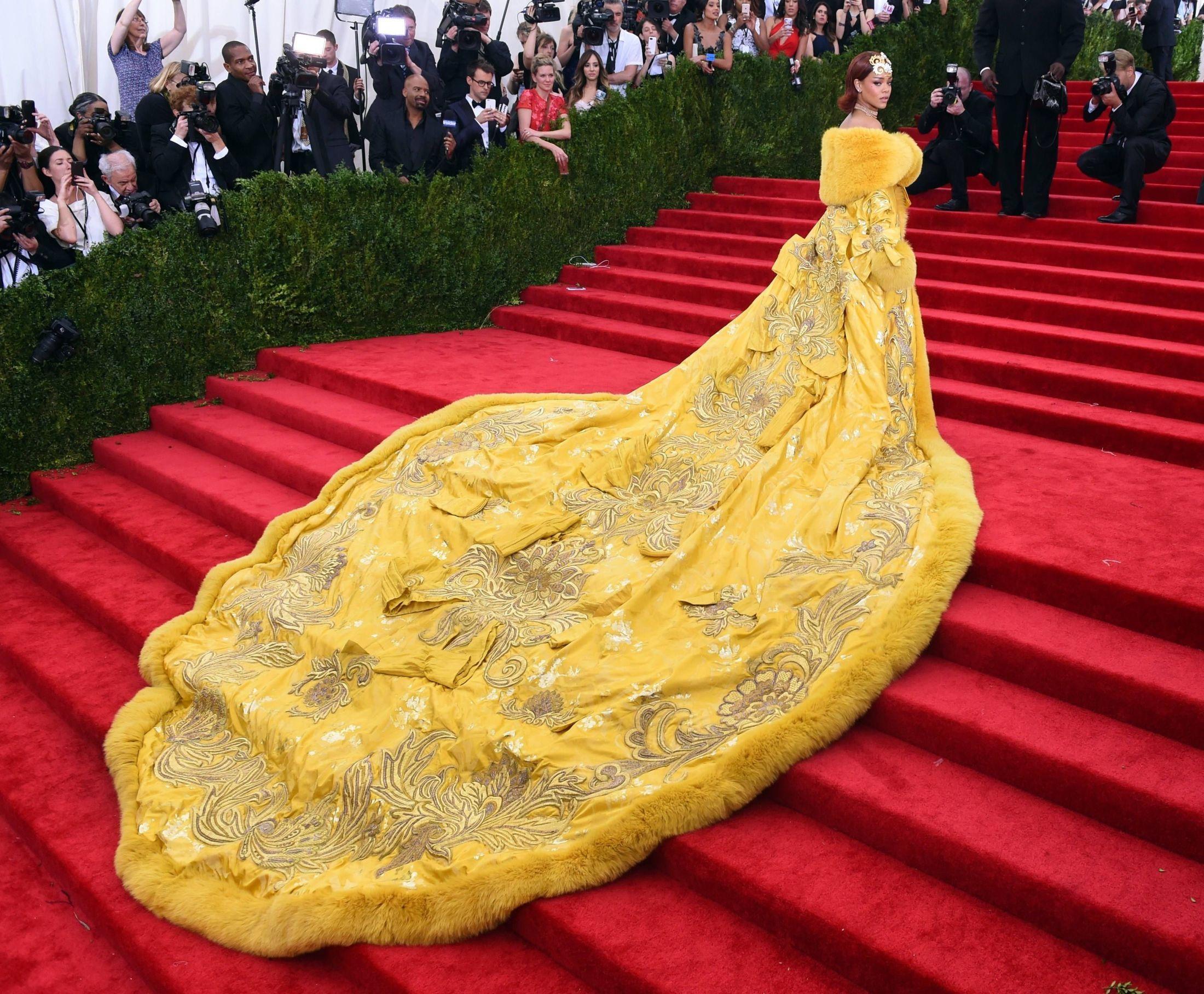 ELSKET OG LATTERLIGGJORT: Denne kjolen som Rihanna brukte under Met-gallaen i 2015 ble sammenlignet med en omelett, samtidig som mange mens hun var blant motefestens best kledde. Foto: TIMOTHY A. CLARY / AFP.