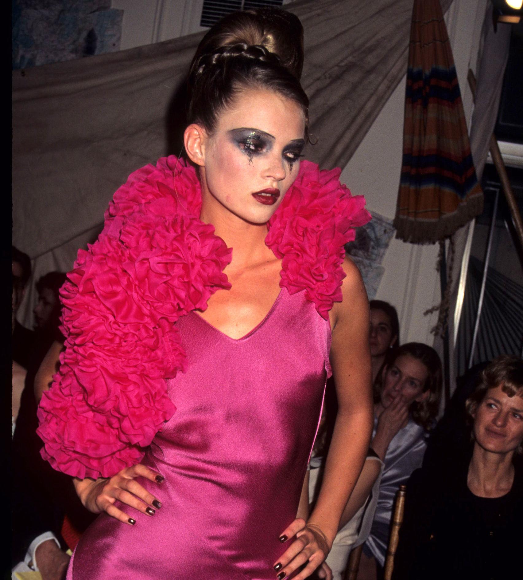 VILL LOOK: Kate Moss for John Galliano i 1995. Foto: Getty Images