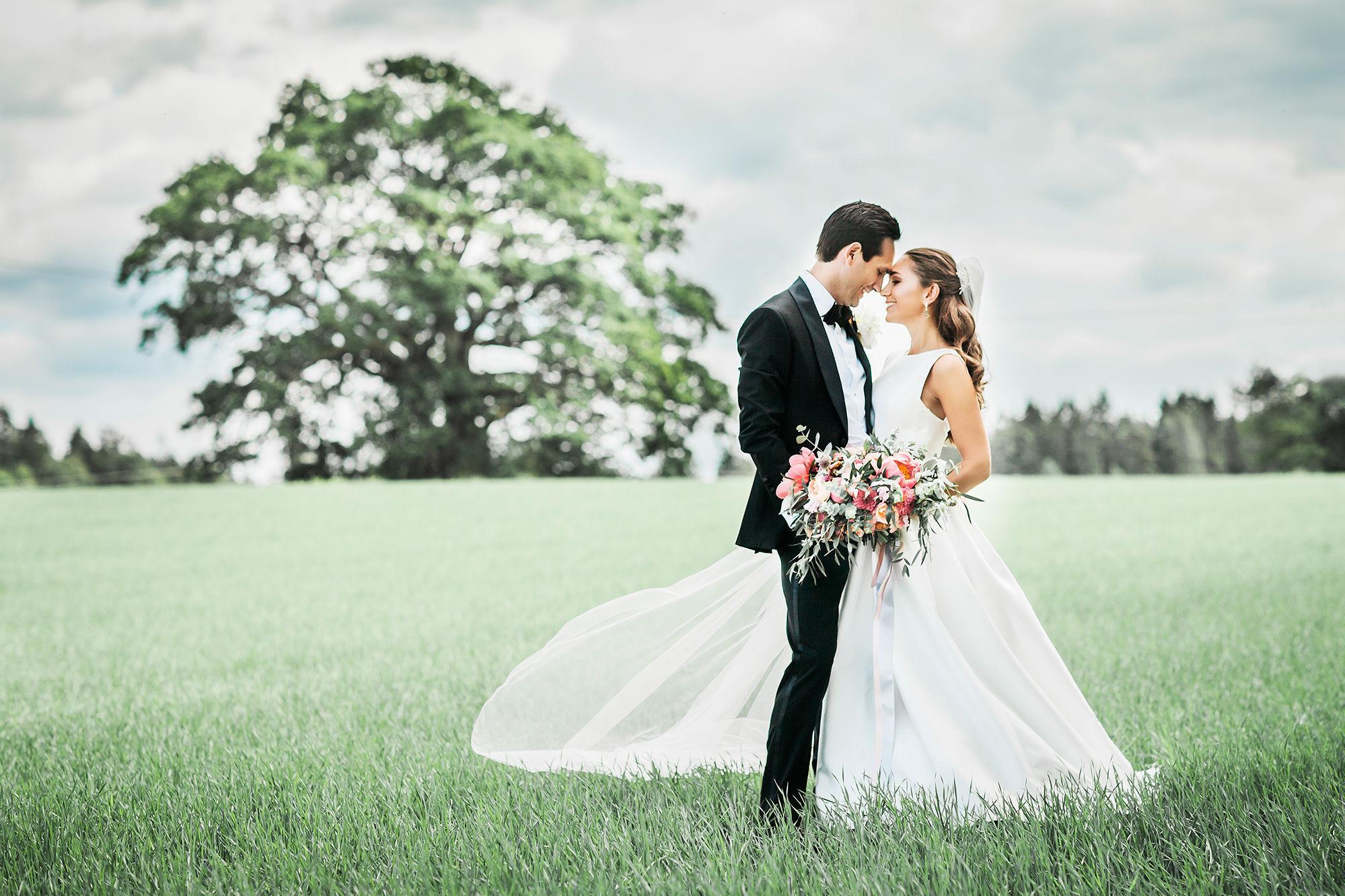 FRESHT: Bruden glammet opp antrekket med en stor, fargerik bukett. Foto: Anne-Margrethe Photography