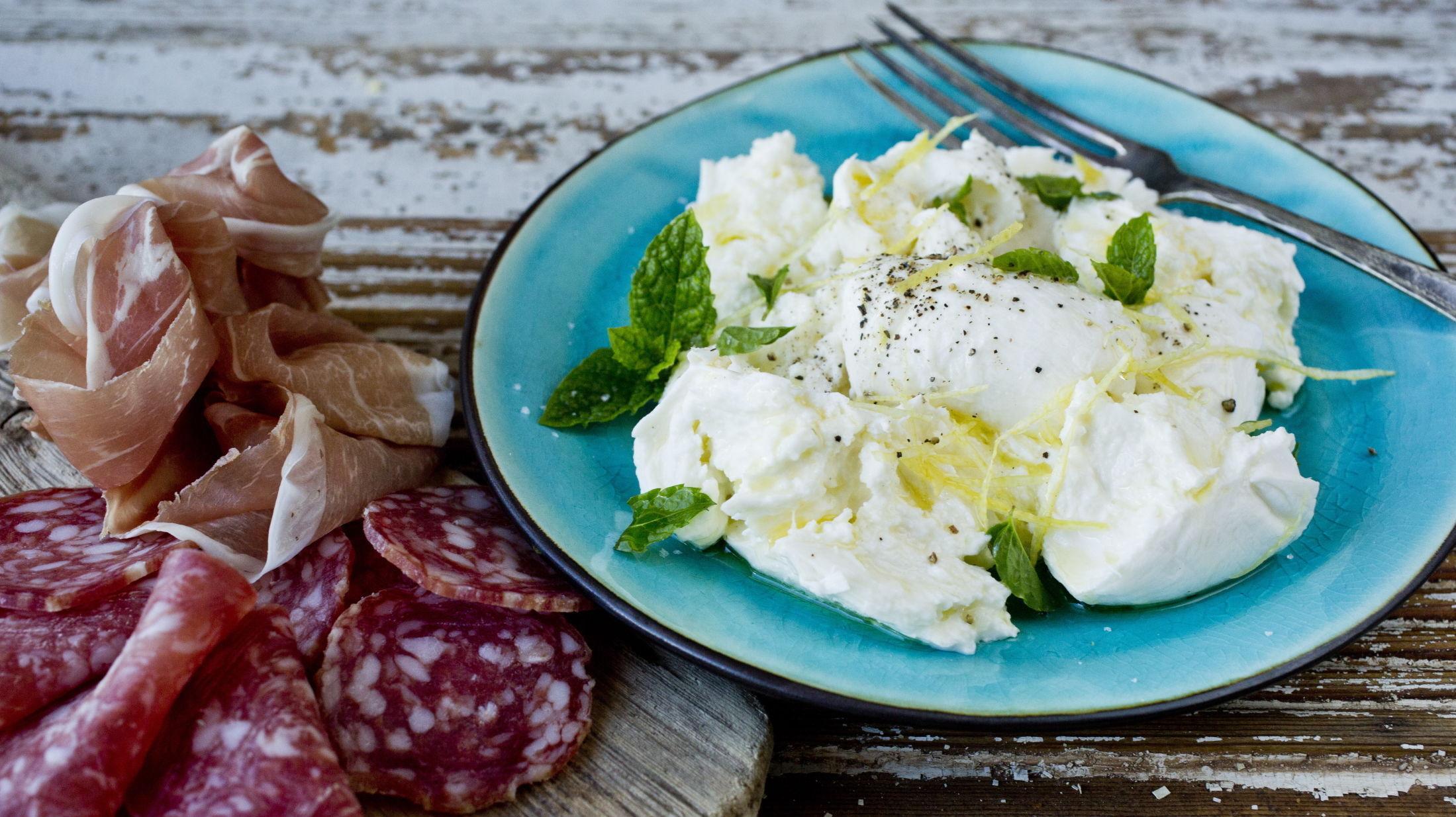 NYDELIG: Mozzarella med sitron og mynte er nydelig tilbehør til spekemat. Oppskriften finner du her. Foto: Sara Johannessen/VG