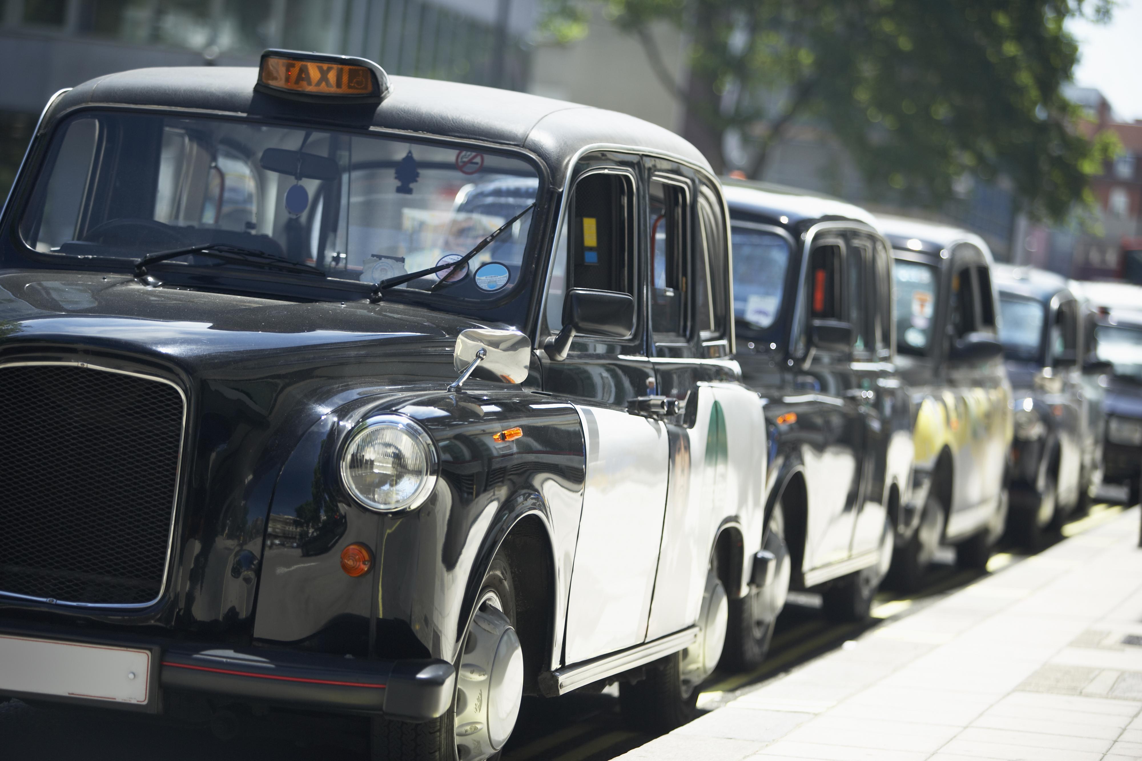 De tradisjonelle London-drosjene stod stille i protest mot Uber i juni.Foto: Monkey Business Images / Shutterstock.com